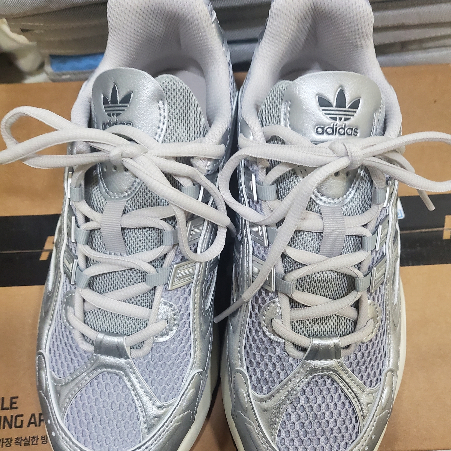 Adidas Ozmillen Core Black Grey Two 착용 스타일 - 1