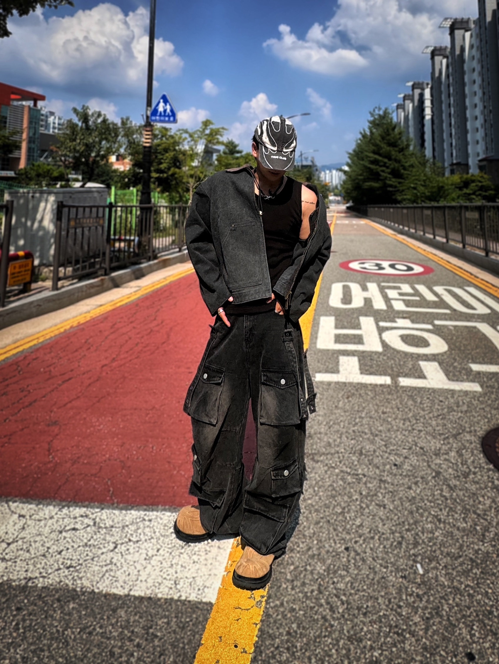 Thug Club Chopper Cap Black, Our Legacy Ladon Leather Keychain Black 착용 스타일 - 1