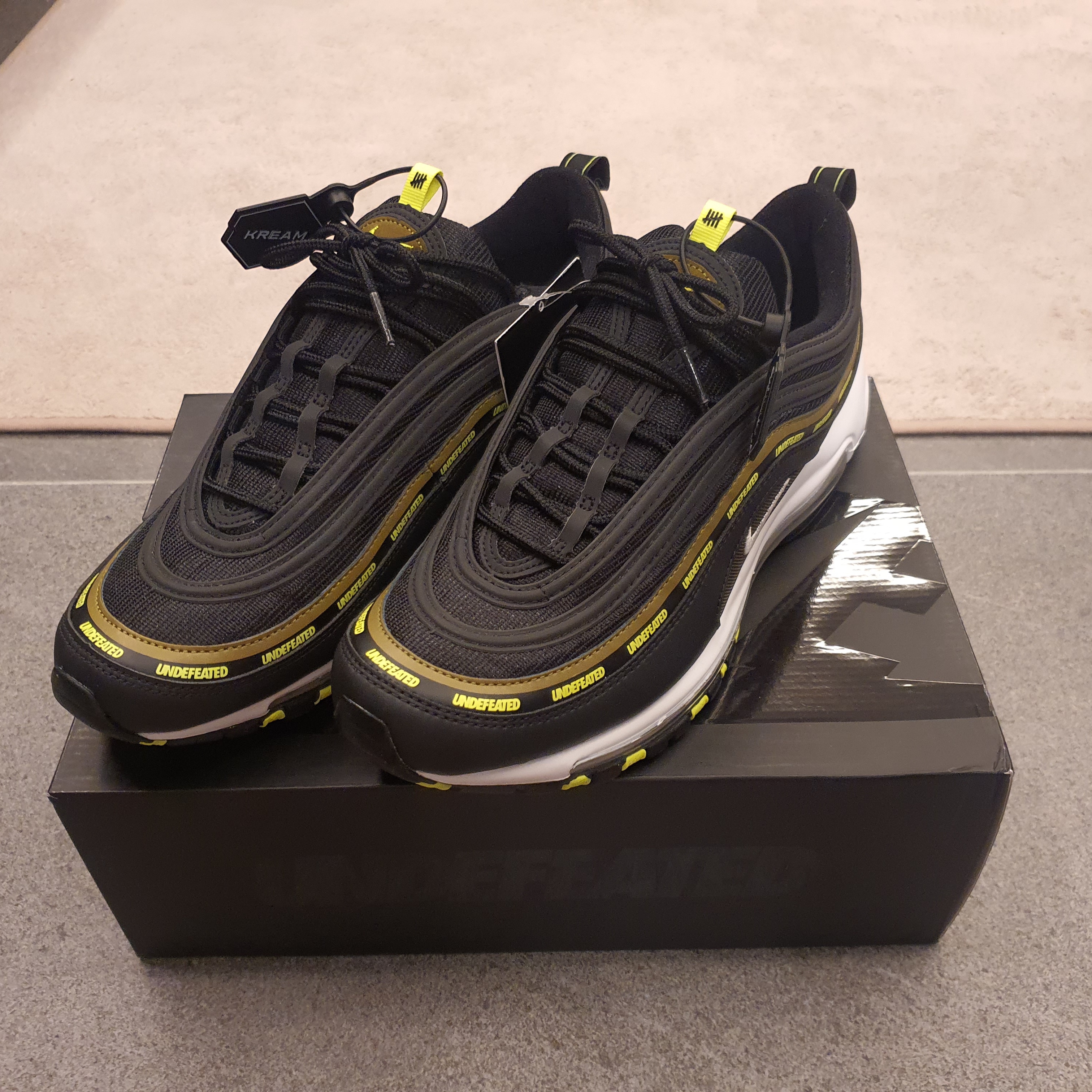 Nike x Undefeated Air Max 97 Black Volt 착용 스타일 - 1