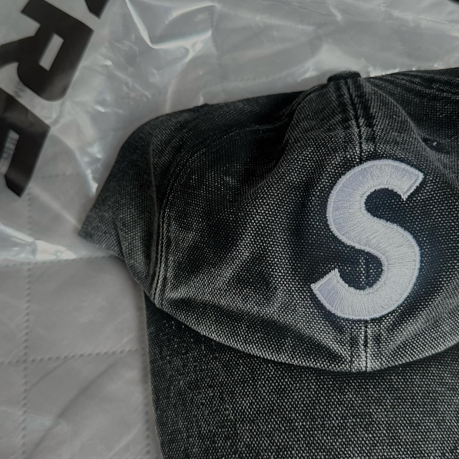 Supreme Pigment S Logo 6-Panel Black - 24FW 착용 스타일