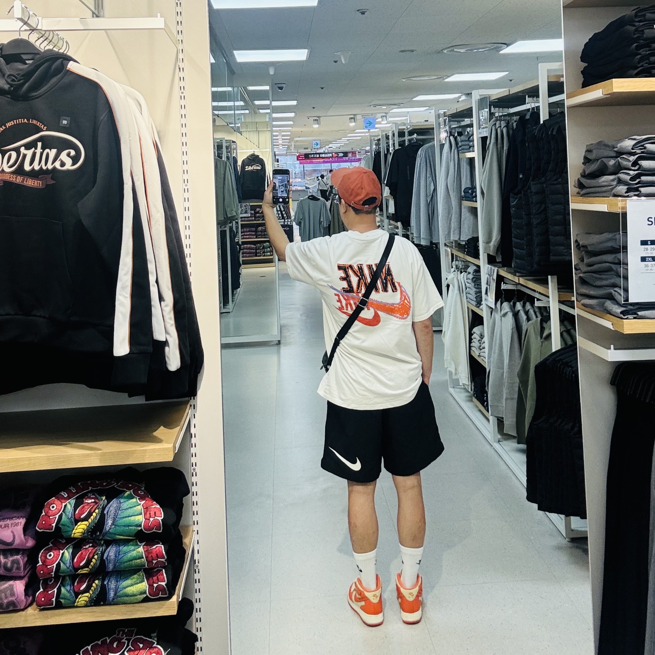 Stussy Basic Stock Low Pro Cap Dusty Orange, Nike M NRG Dunk '85 T-Shirt Sail - US/EU 착용 스타일 - 2