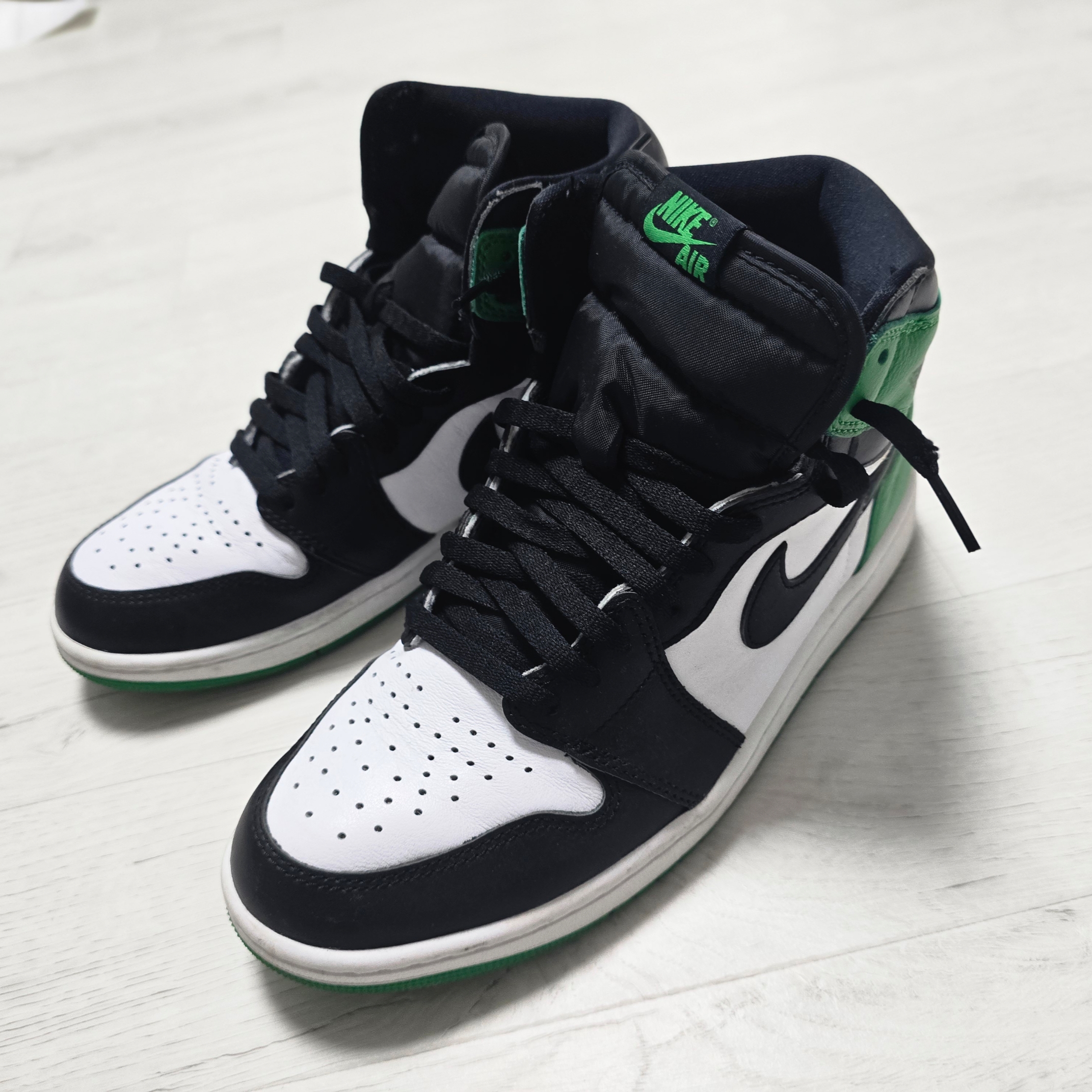 Jordan 1 Retro High OG Black and Lucky Green 착용 스타일 - 2
