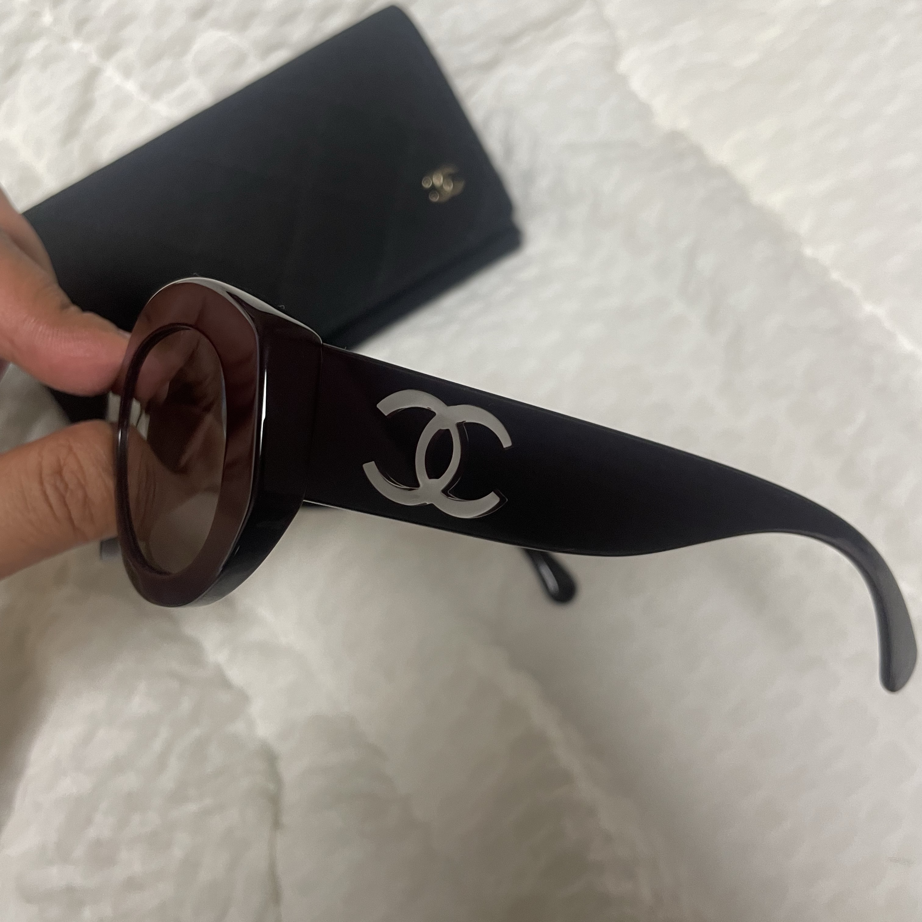 Chanel Oval Sunglasses Acetate & Black Beige Frame Grey Gradient Lenses International Fit 착용 스타일 - 3