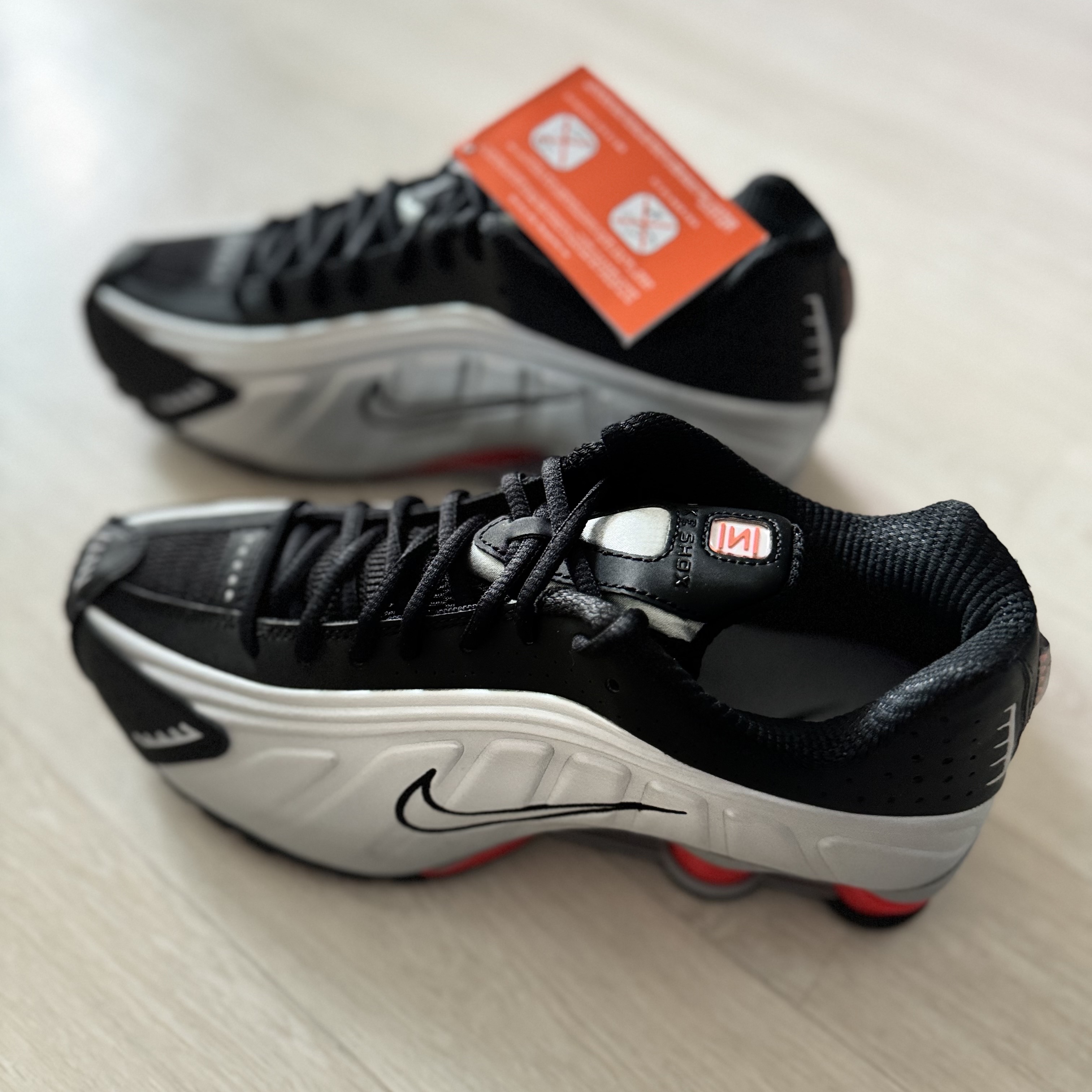 Nike Shox R4 Black and Metallic Silver 착용 스타일 - 2