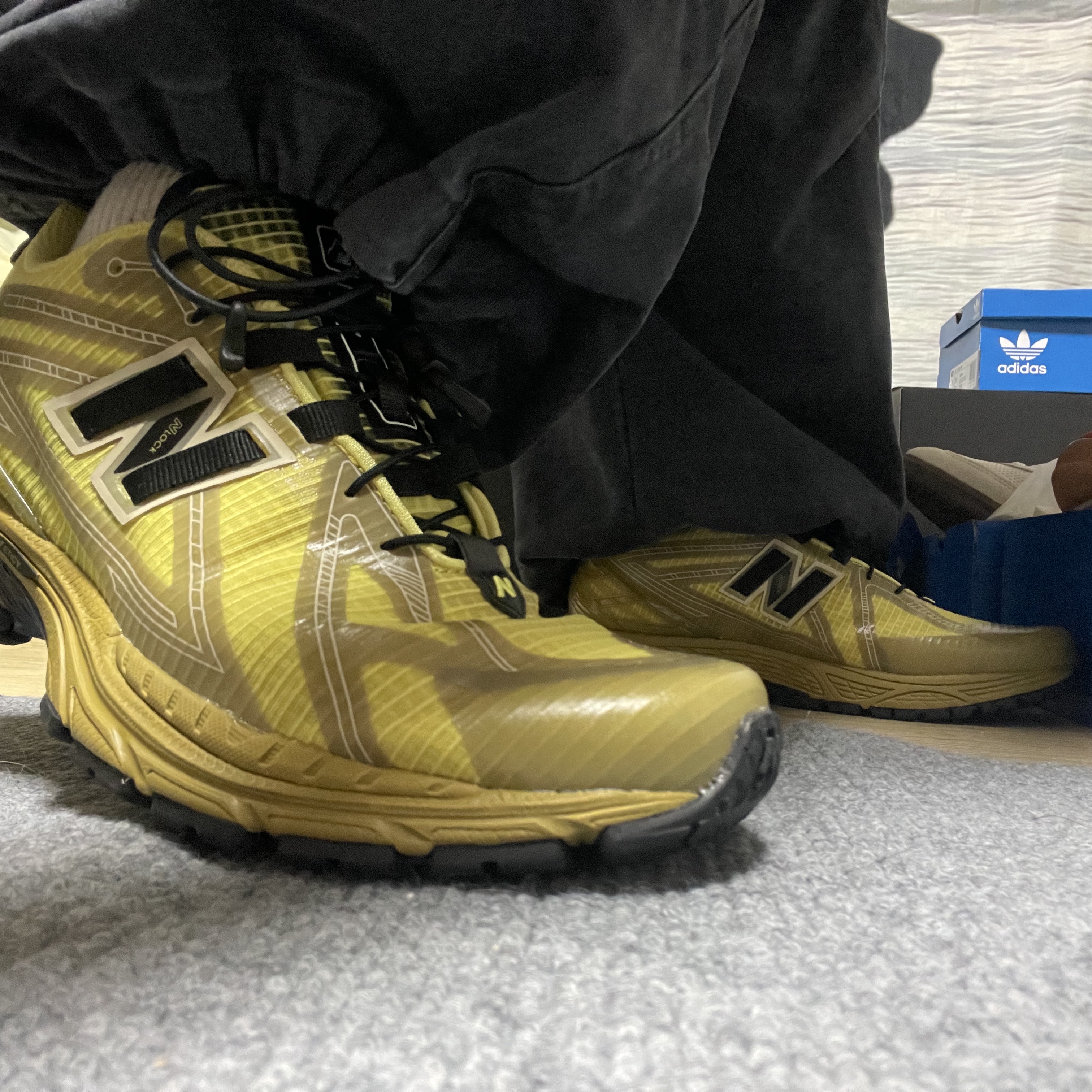 New Balance x Cayl 1906R Yellow 착용 스타일 - 2