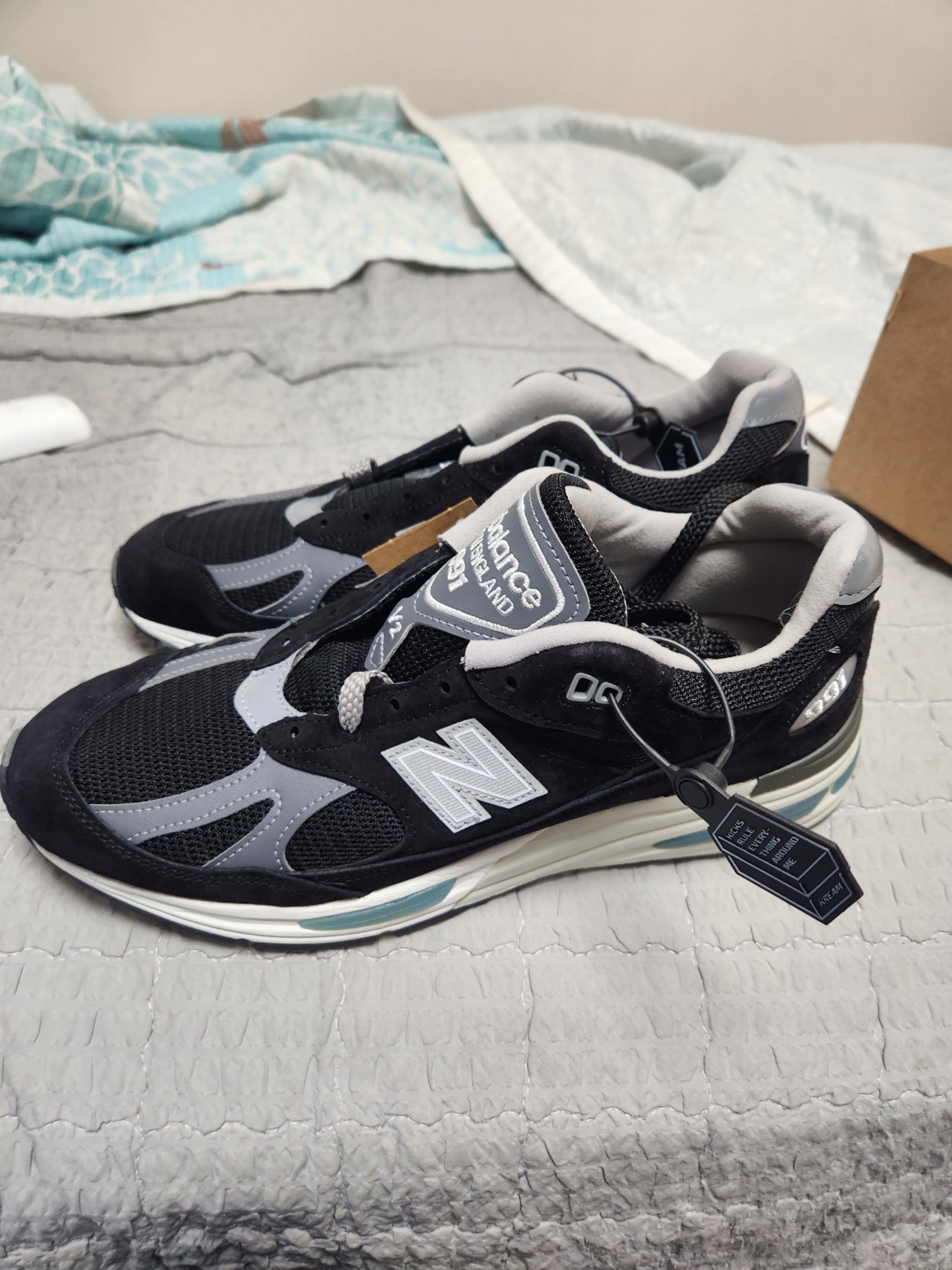 New Balance 991v2 Made in UK Black 착용 스타일 - 3