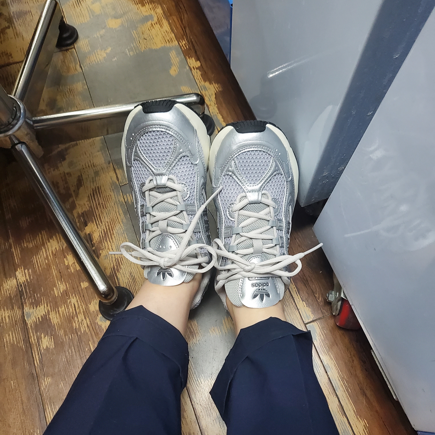Adidas Ozmillen Core Black Grey Two 착용 스타일 - 2