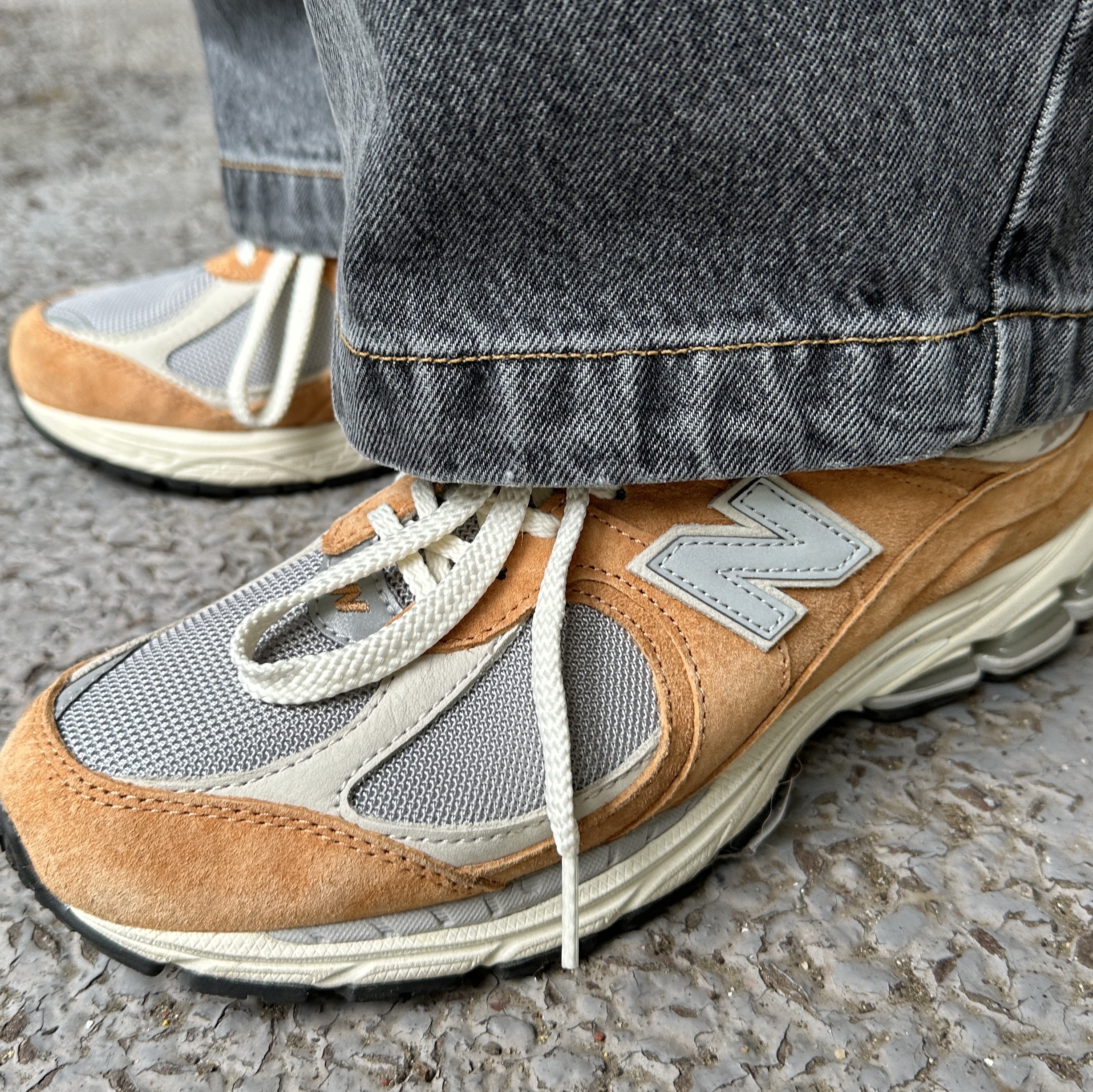 New Balance 2002R Special Vintage Beige 착용 스타일 - 1