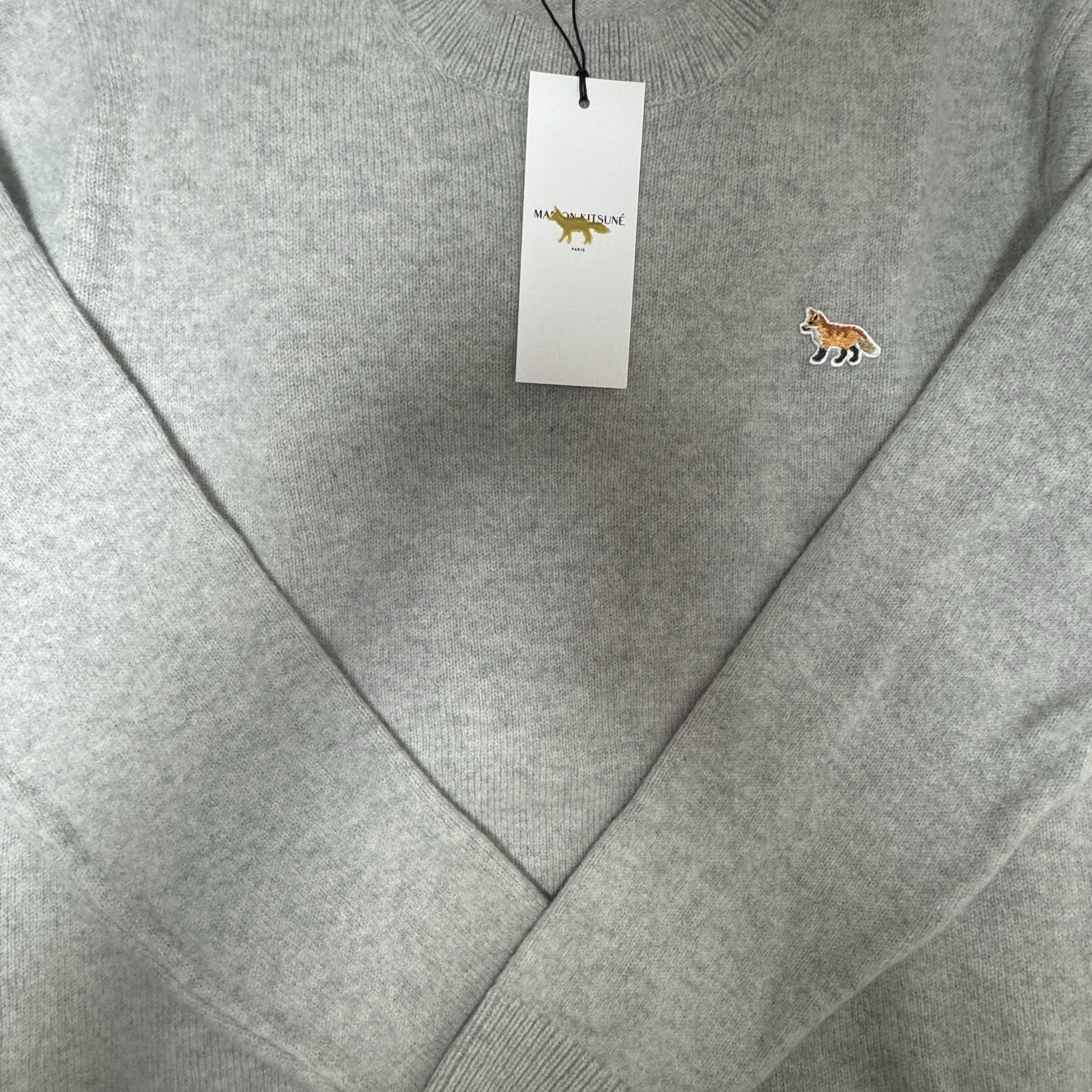 Maison Kitsune Baby Fox Patch Regular Jumper Light Grey Melange 착용 스타일