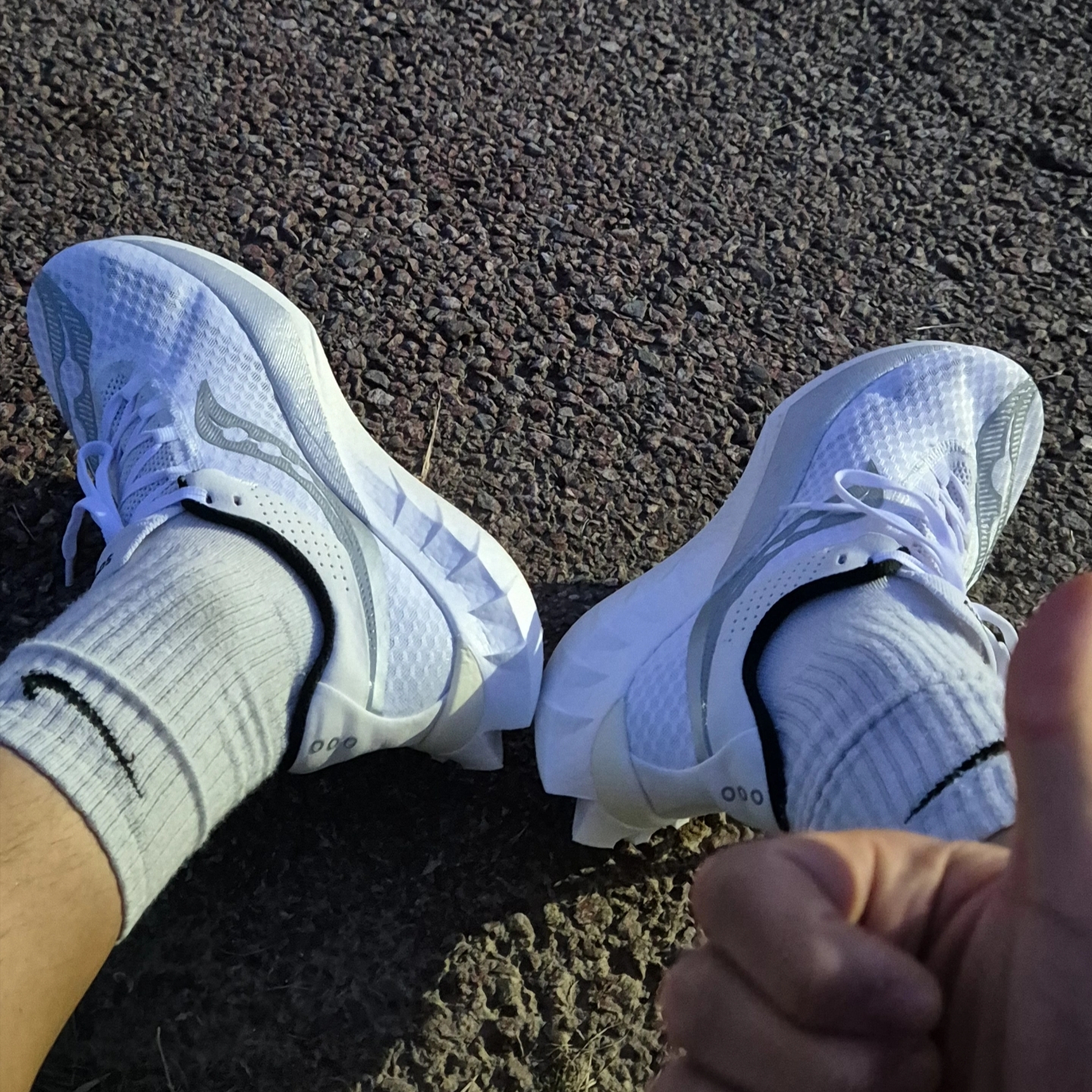 Saucony Endorphin Pro 4 White Silver 착용 스타일