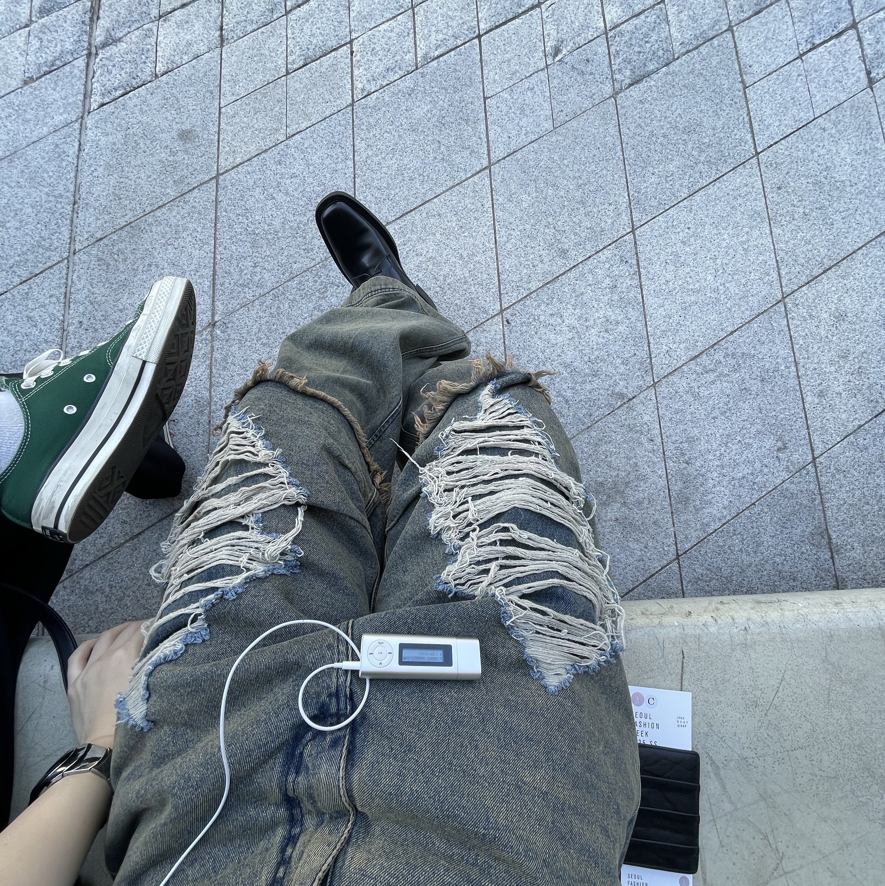 BLR Destroyed Vintage Double Denim Pants Navy 착용 스타일 - 1