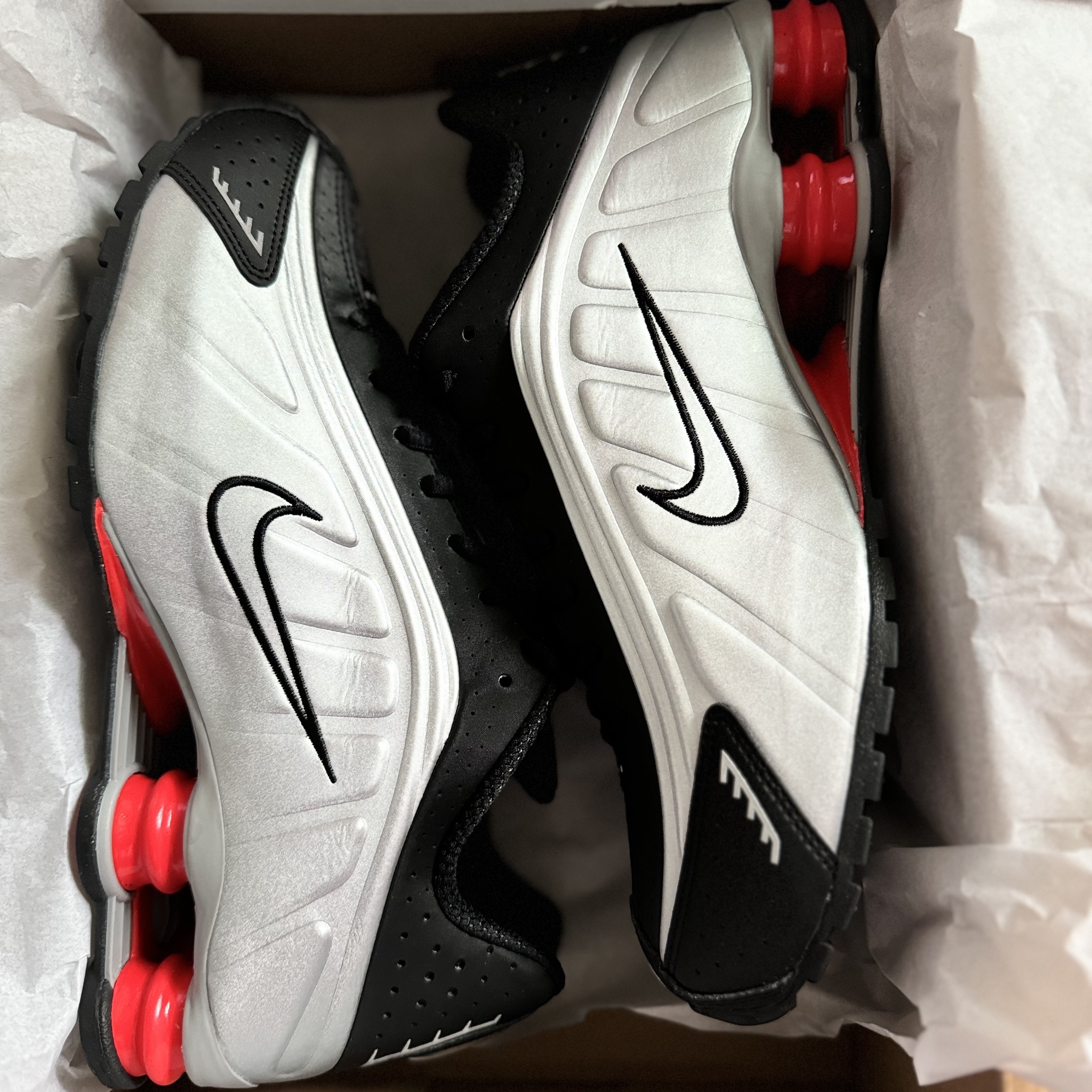 Nike Shox R4 Black and Metallic Silver 착용 스타일 - 1