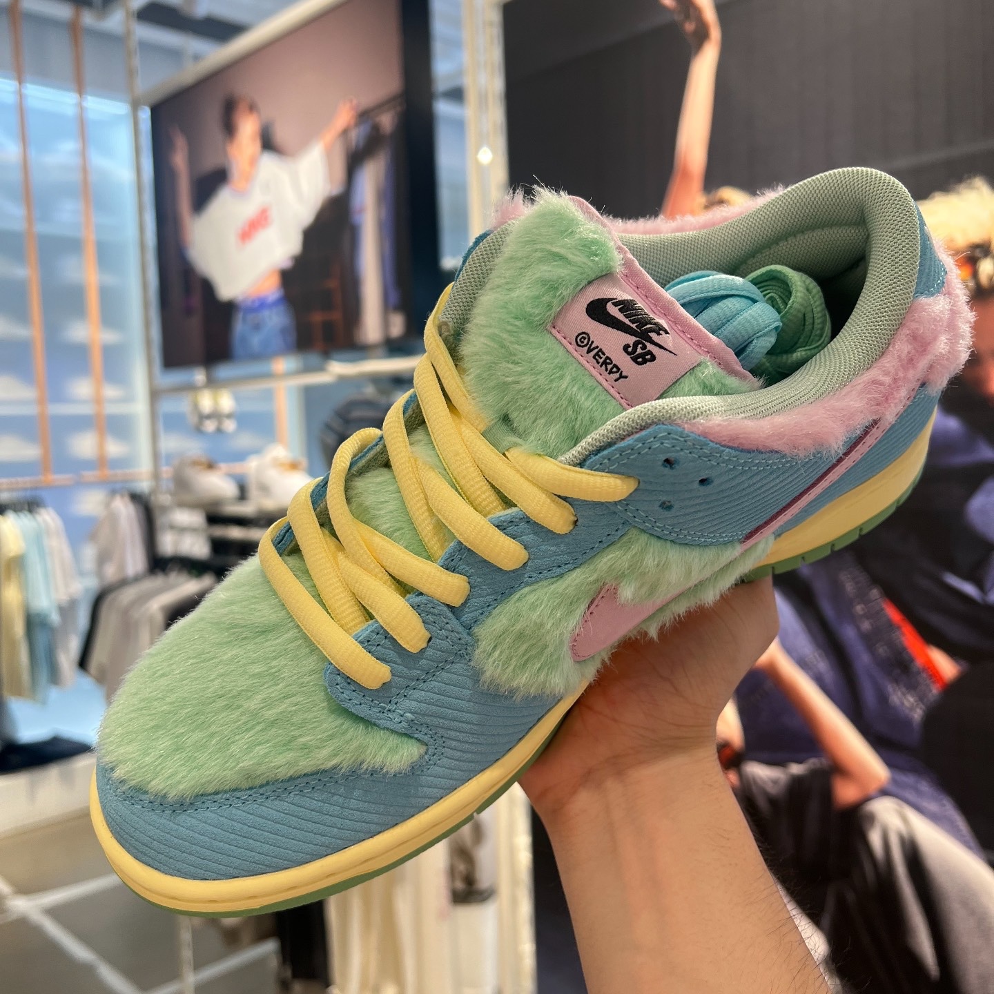 Nike x Verdy SB Dunk Low Pro Blue Gaze and Enamel Green 착용 스타일 - 1