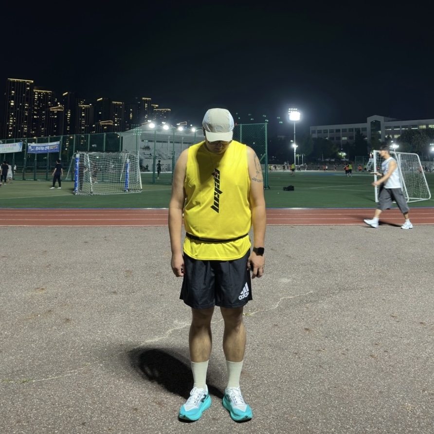 New Balance Fuelcell Rebel v4 Cyber Jade White - 2E Wide 착용 스타일 - 1