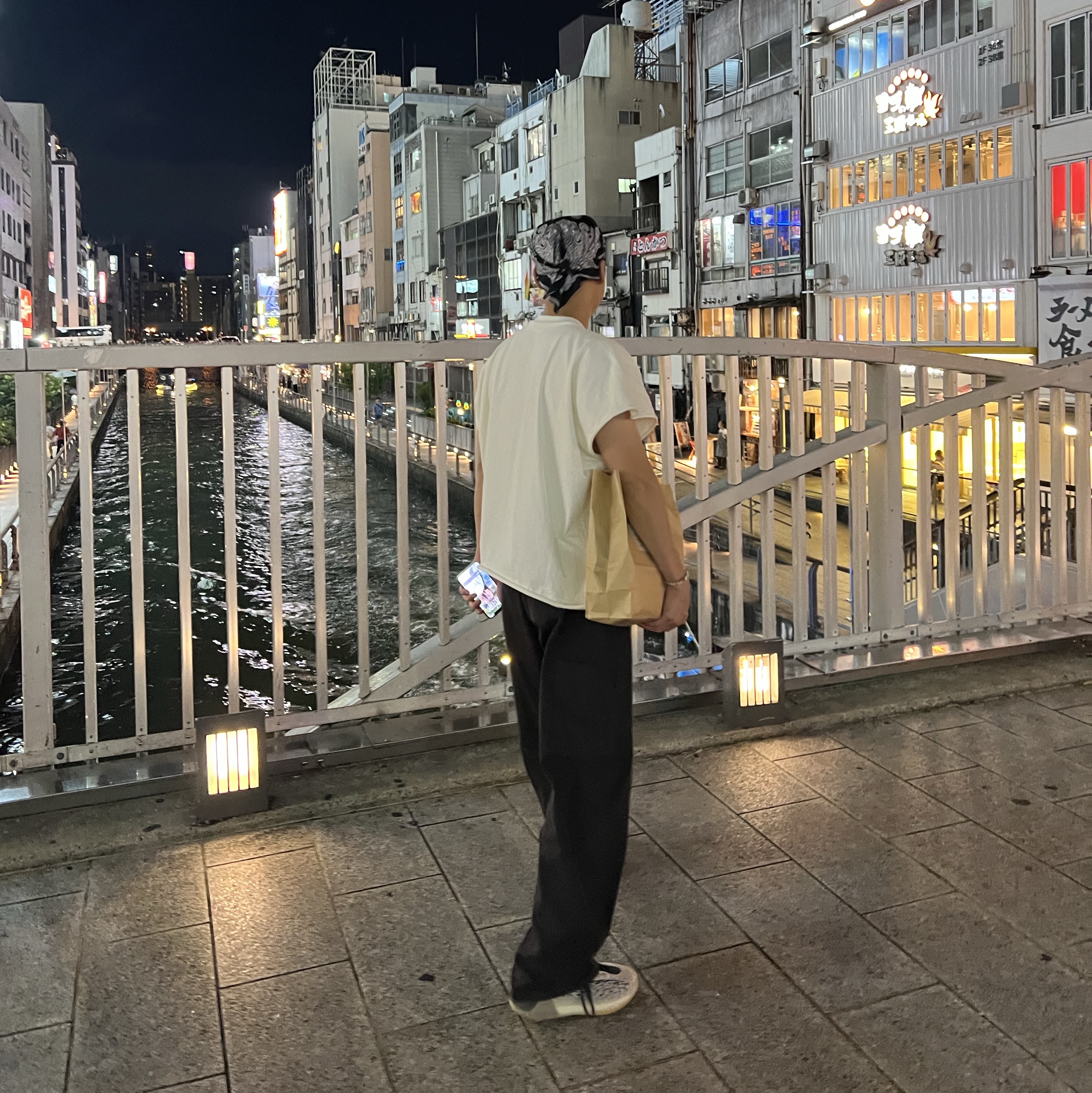 Adidas Yeezy QNTM Sea Teal, Yeezy Gap Engineered By Balenciaga Sateen Cargo Pants Black 착용 스타일
