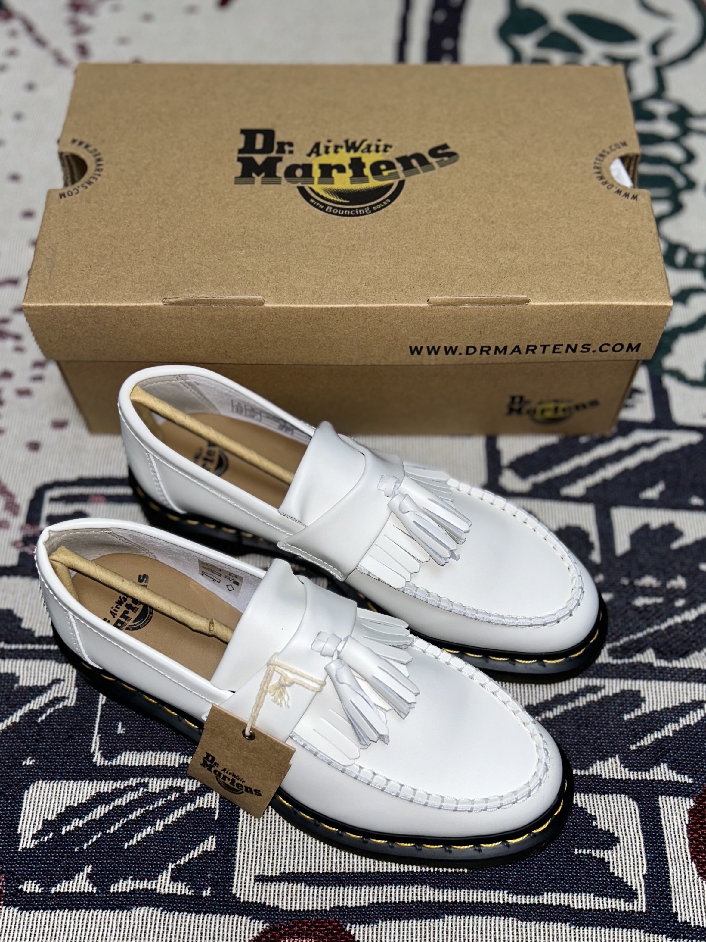 Dr. Martens Adrian Smooth Leather Tassel Loafers White 착용 스타일 - 1