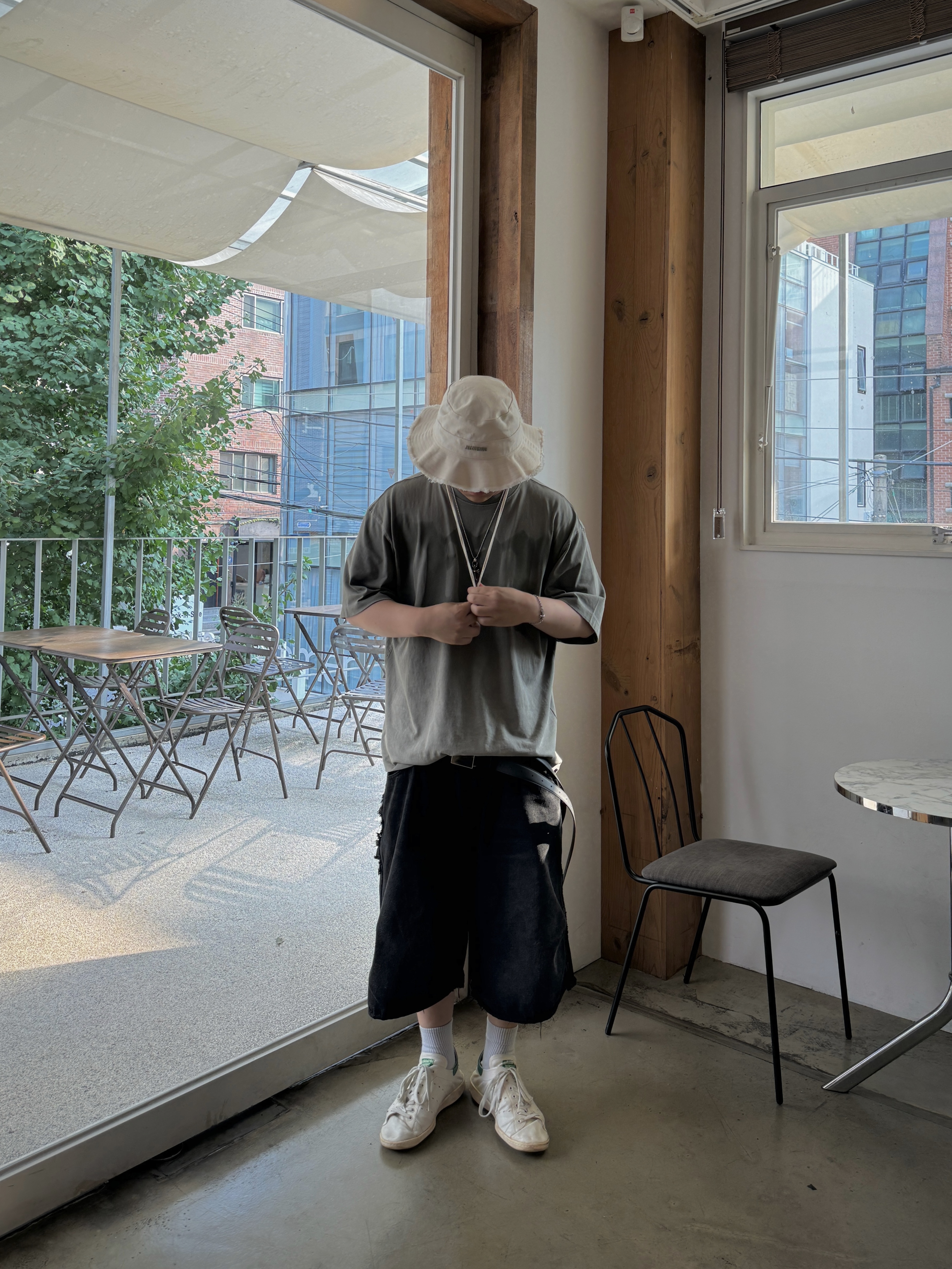 Balenciaga x Adidas Stan Smith Worn Out White Green, Jacquemus Le Bob Artichaut Bucket Hat Off White 착용 스타일