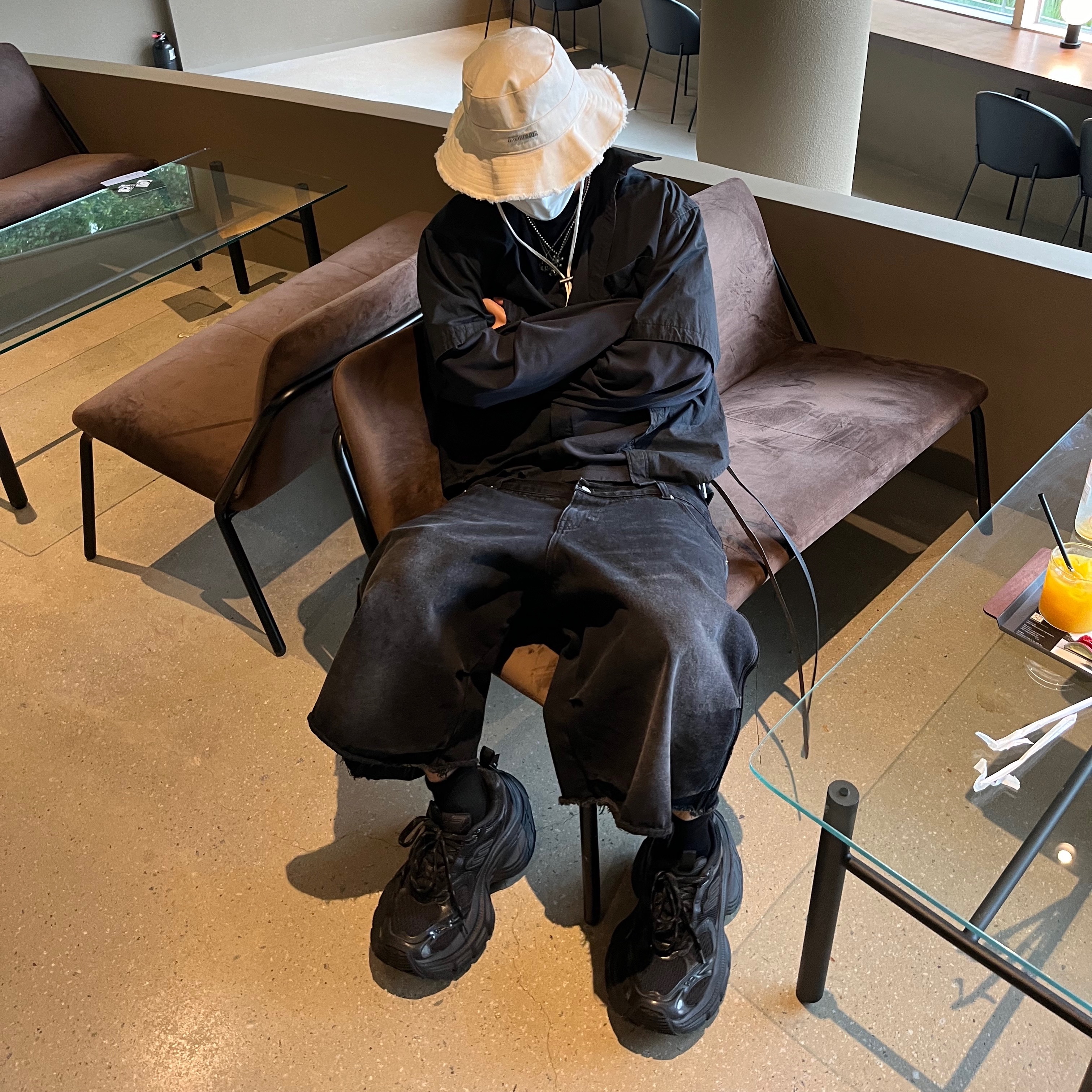 Balenciaga 10XL Sneakers Black, Jacquemus Le Bob Artichaut Bucket Hat Off White 착용 스타일