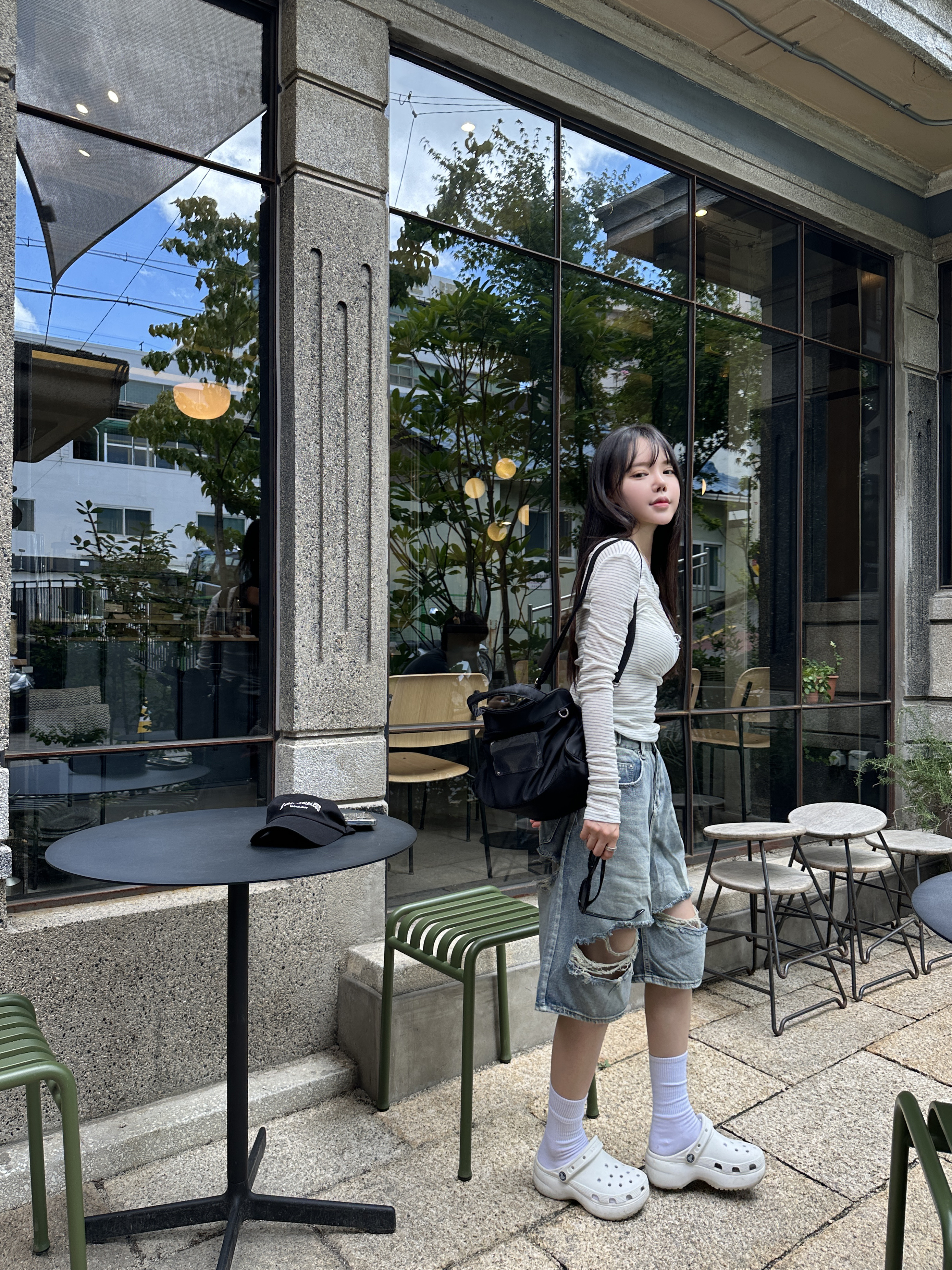 (W) Crocs Classic Platform Clog White 착용 스타일 - 1