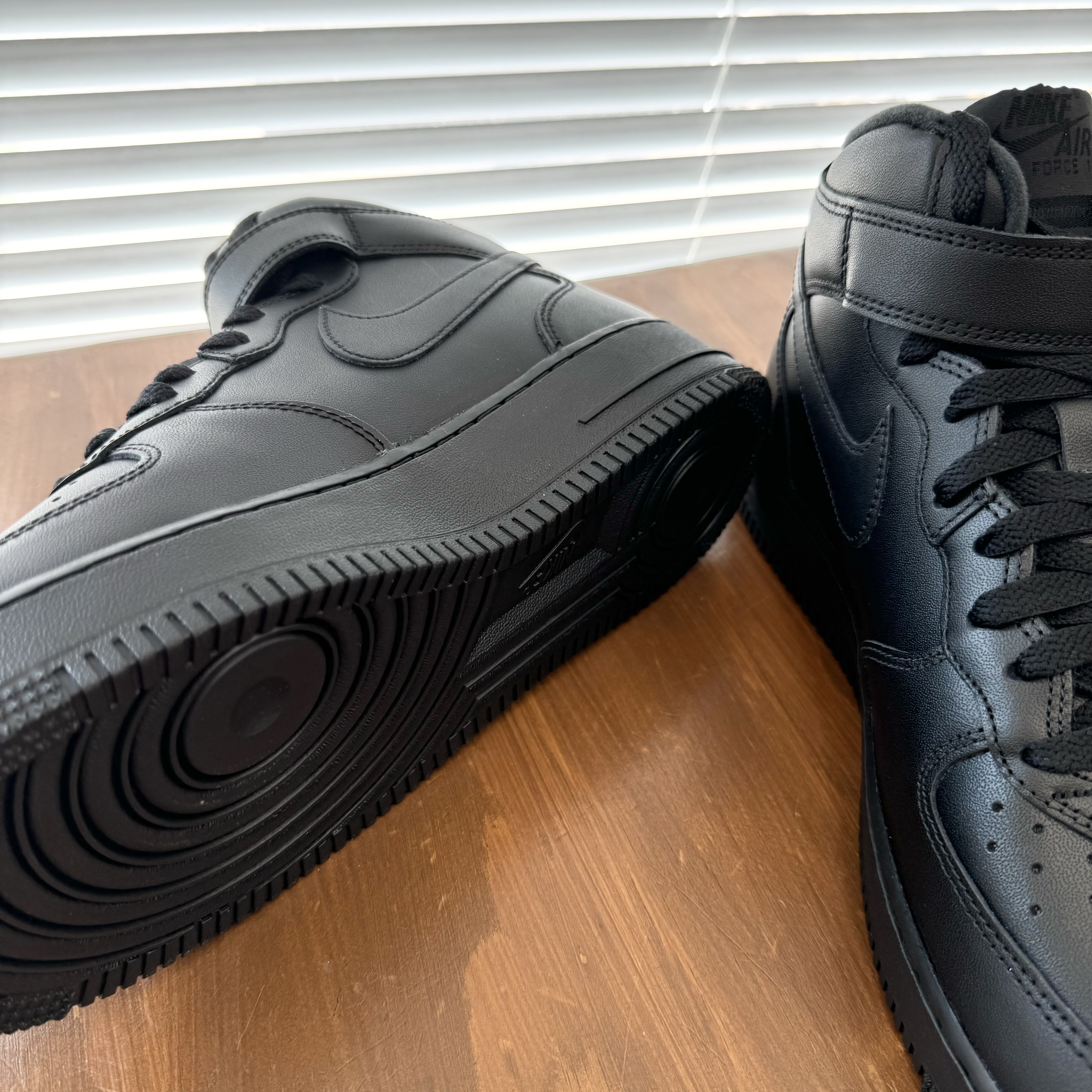 Nike x Supreme Air Force 1 Mid Black 착용 스타일 - 4
