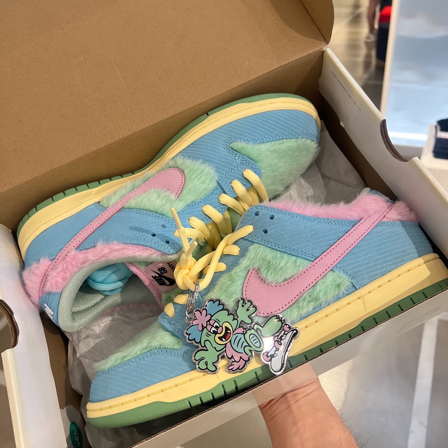 Nike x Verdy SB Dunk Low Pro Blue Gaze and Enamel Green 착용 스타일 - 3