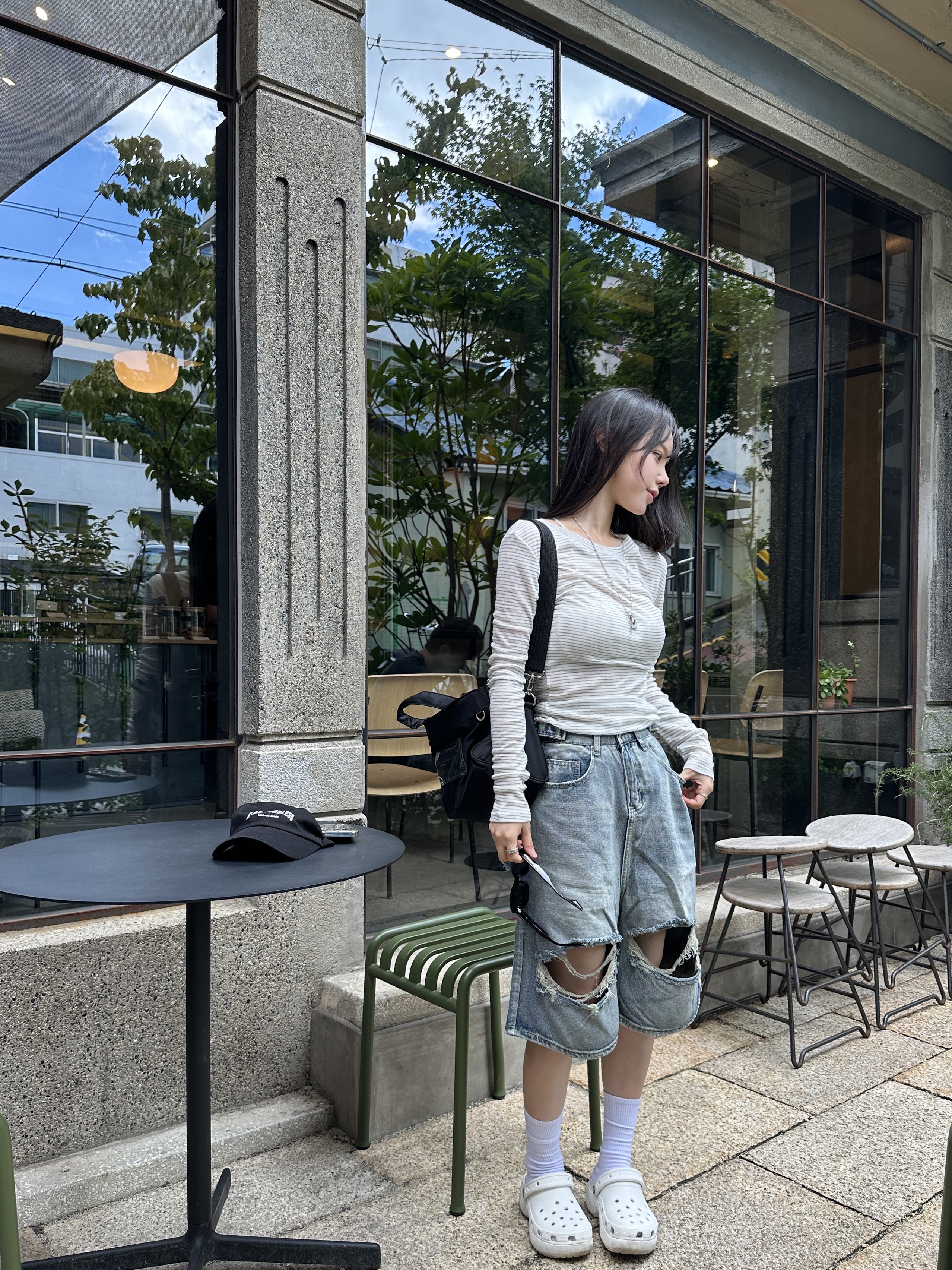 (W) Crocs Classic Platform Clog White 착용 스타일 - 2