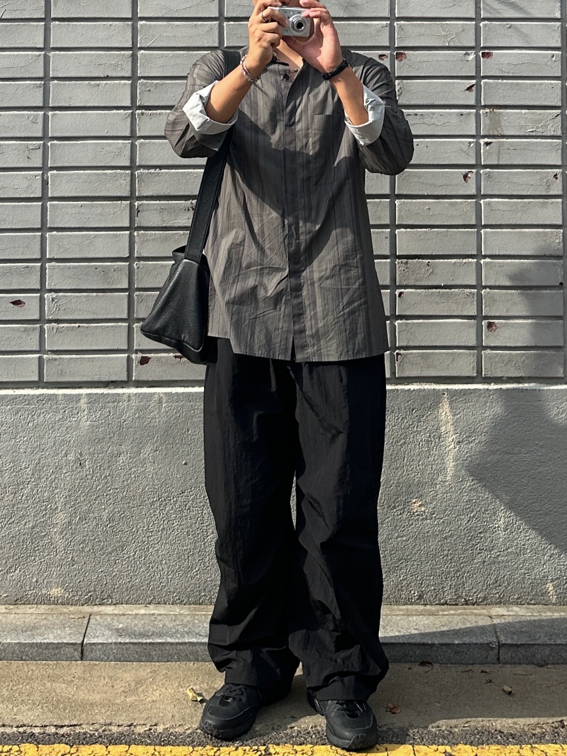 Amomento Stripe Square Pocket Oversized Shirts Khaki - 24FW, Amomento Mens Cotton Nylon Fatigue Pants Black - 24FW 착용 스타일 - 2