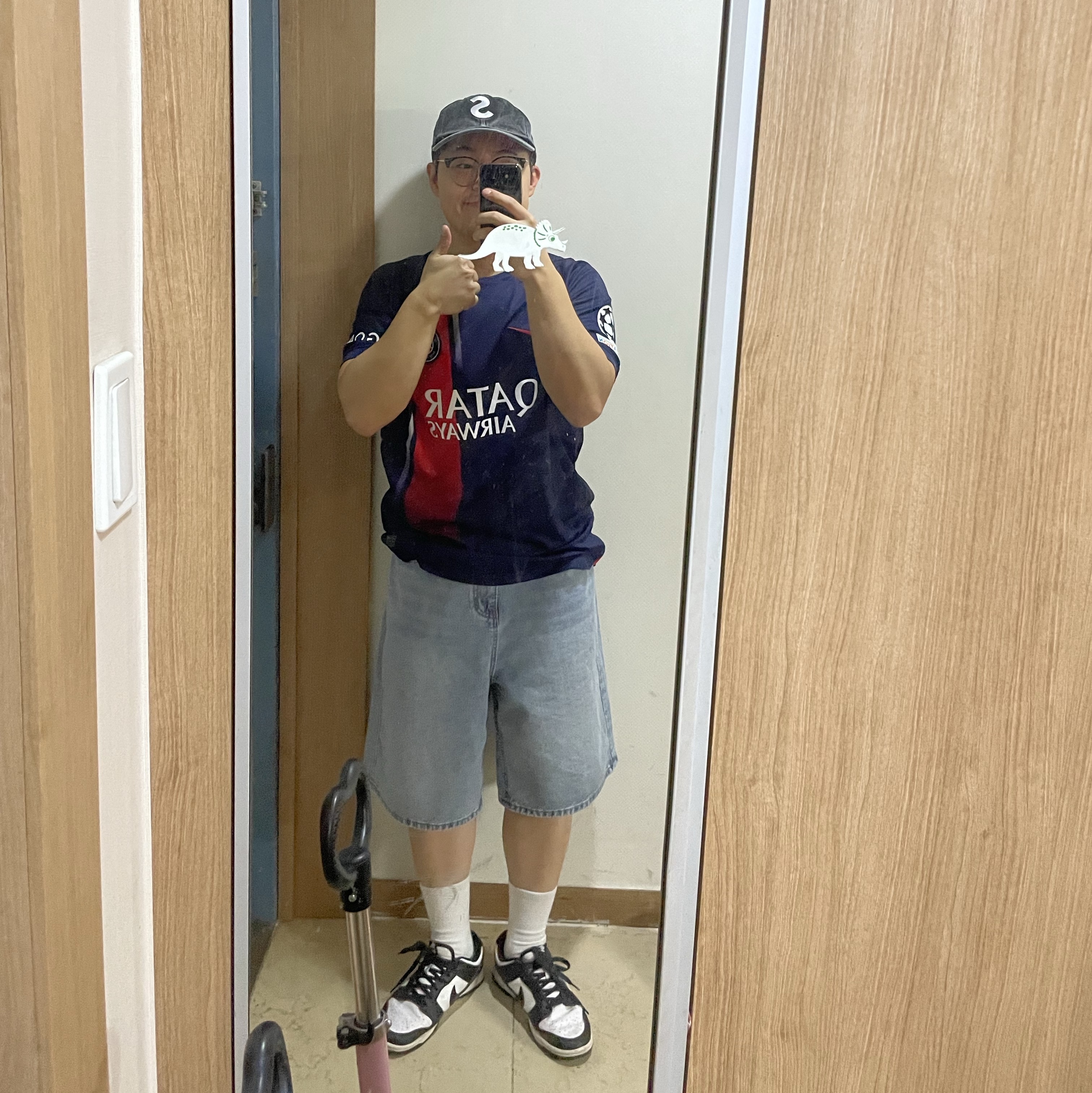 Supreme Pigment S Logo 6-Panel Black - 24FW, Nike Paris Saint-Germain 2023/24 Dri-Fit Stadium Home Jersey Midnight Navy (Non Marking Ver.) 착용 스타일 - 2