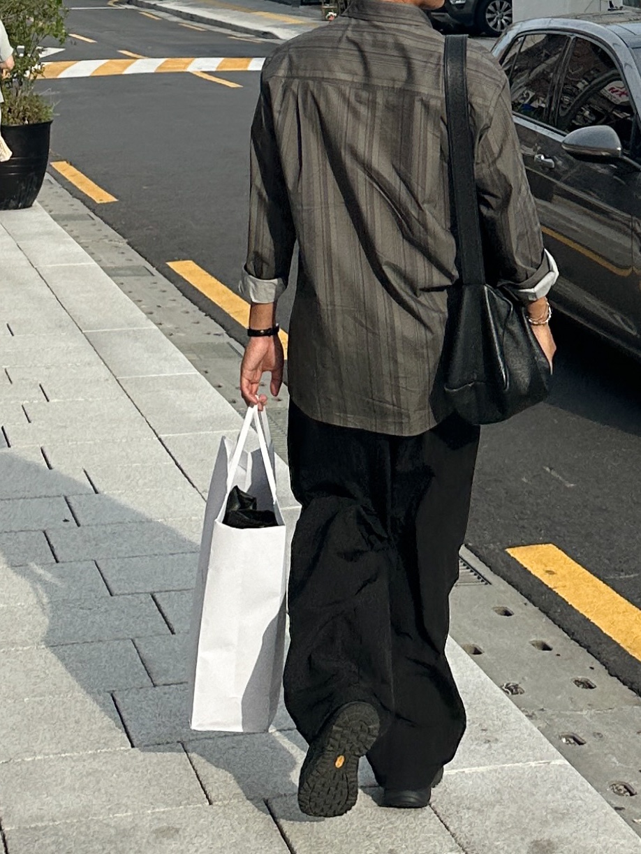 Amomento Stripe Square Pocket Oversized Shirts Khaki - 24FW, Amomento Mens Cotton Nylon Fatigue Pants Black - 24FW 착용 스타일 - 4