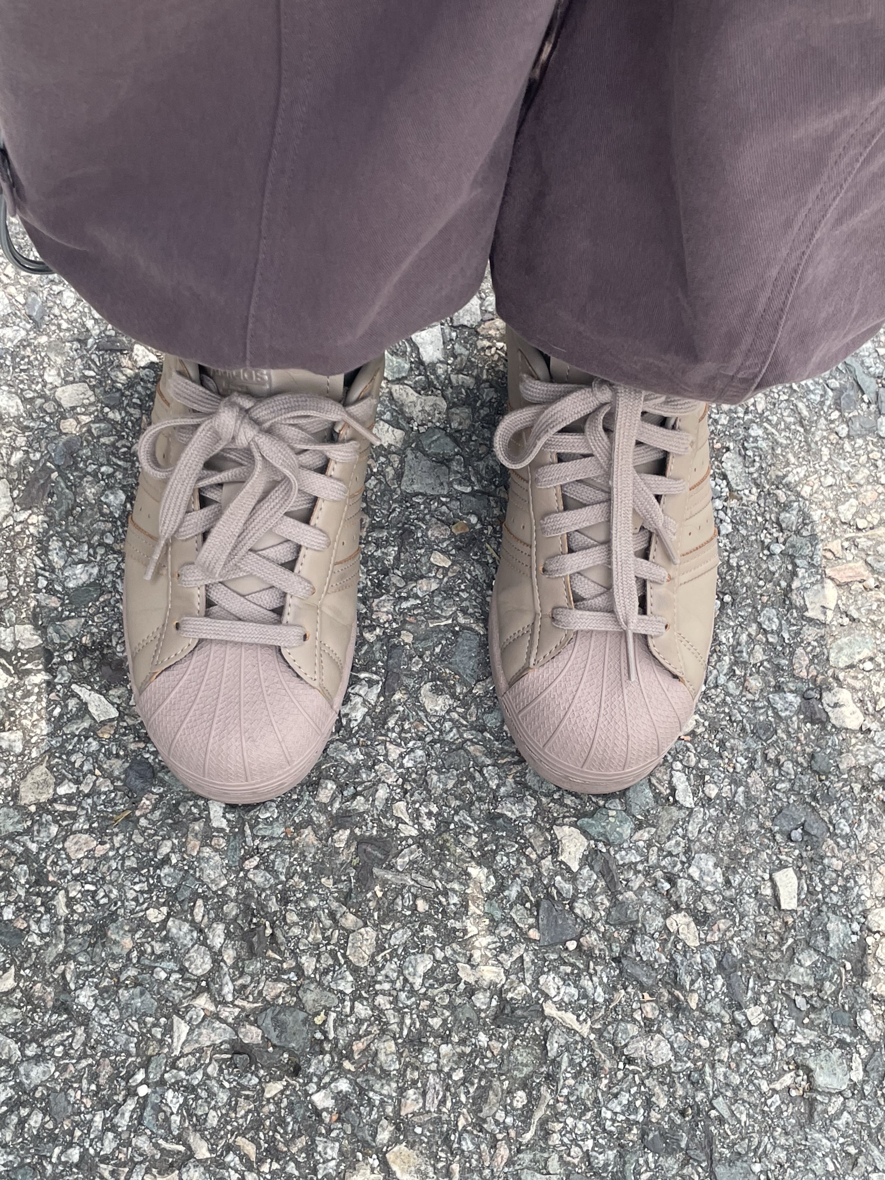 Adidas Superstar Chalky Brown, (W) Mischief Drawstring Pants Purple Brown 착용 스타일 - 5