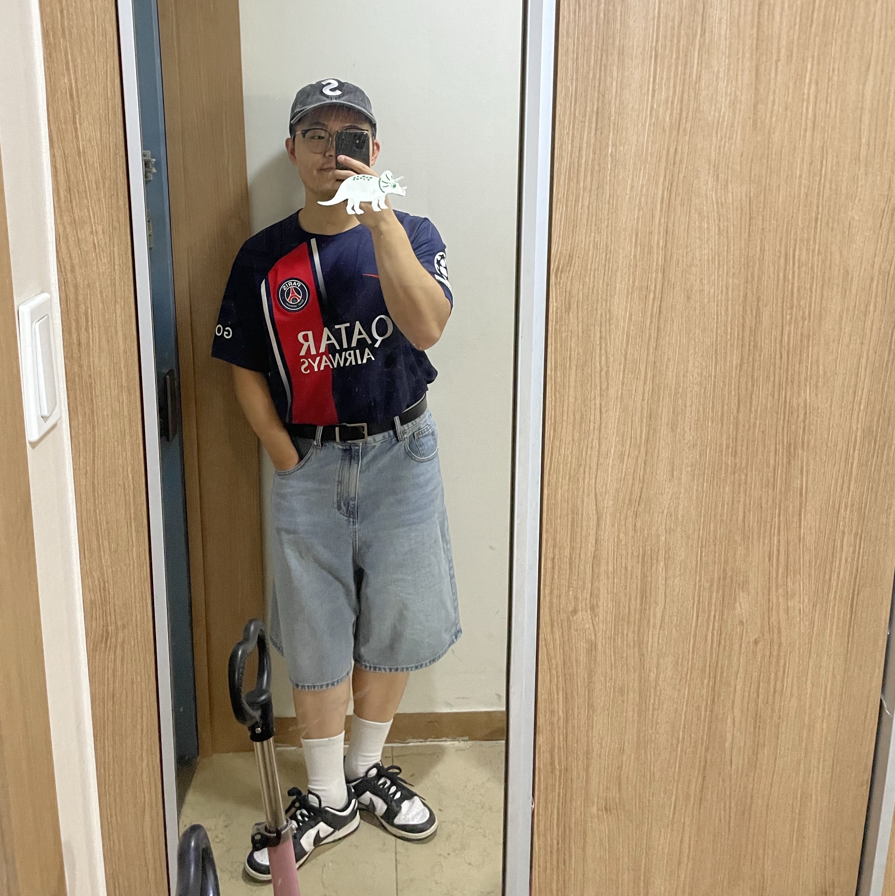 Supreme Pigment S Logo 6-Panel Black - 24FW, Nike Paris Saint-Germain 2023/24 Dri-Fit Stadium Home Jersey Midnight Navy (Non Marking Ver.) 착용 스타일 - 3