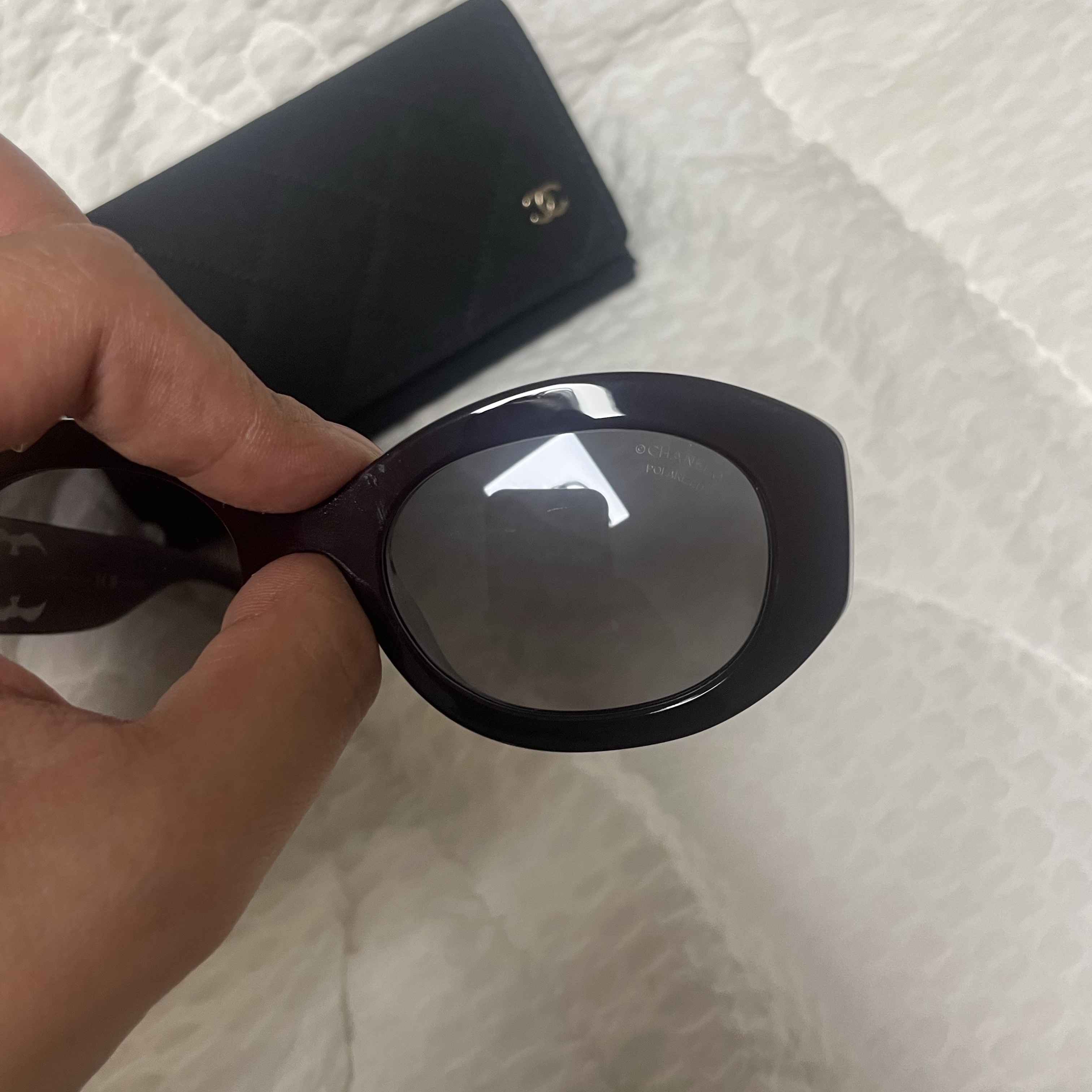 Chanel Oval Sunglasses Acetate & Black Beige Frame Grey Gradient Lenses International Fit 착용 스타일 - 2