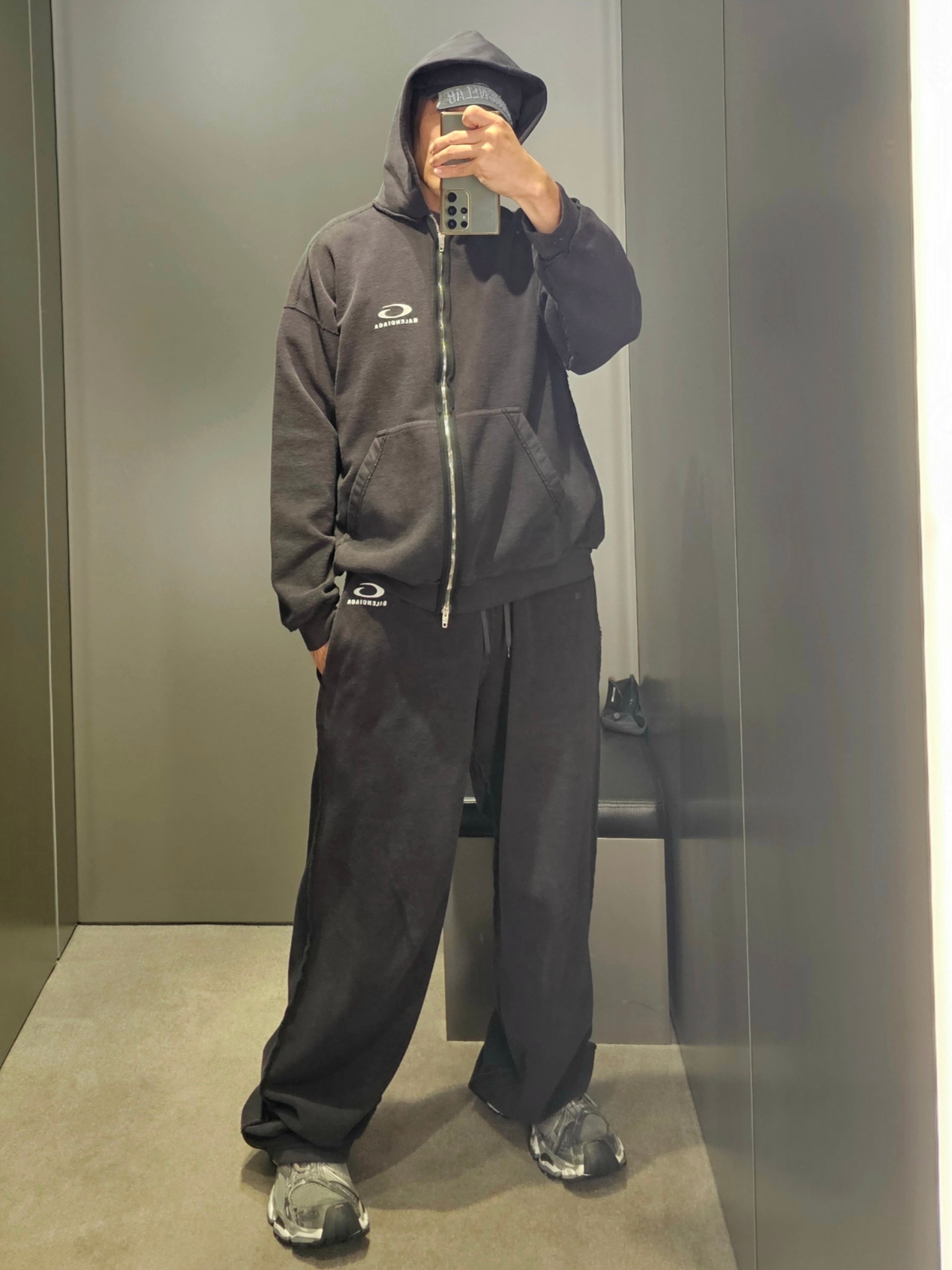 Balenciaga Agaicnelab Hoodie Large Fit Black 착용 스타일 - 3