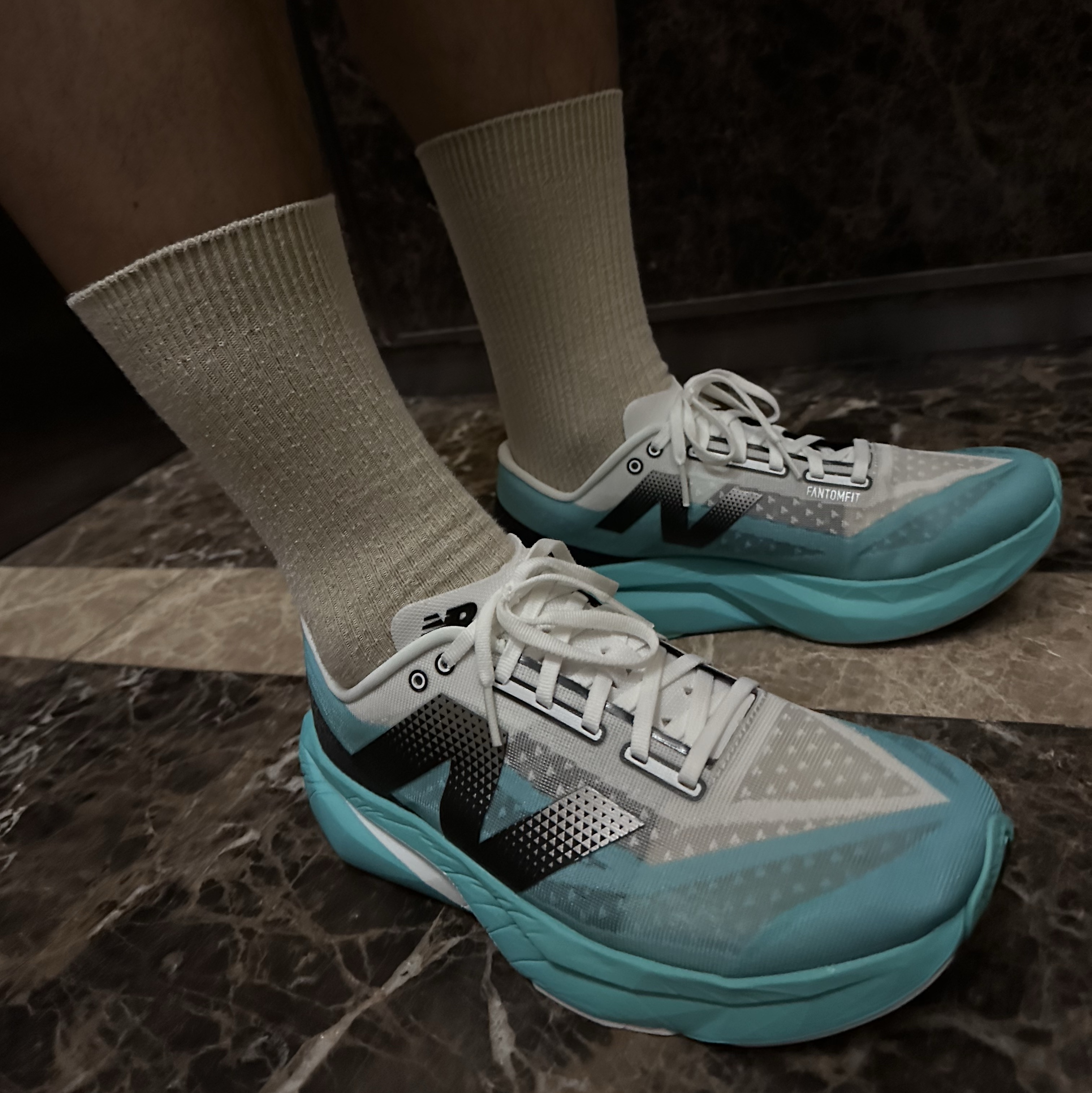 New Balance Fuelcell Rebel v4 Cyber Jade White - 2E Wide 착용 스타일 - 2
