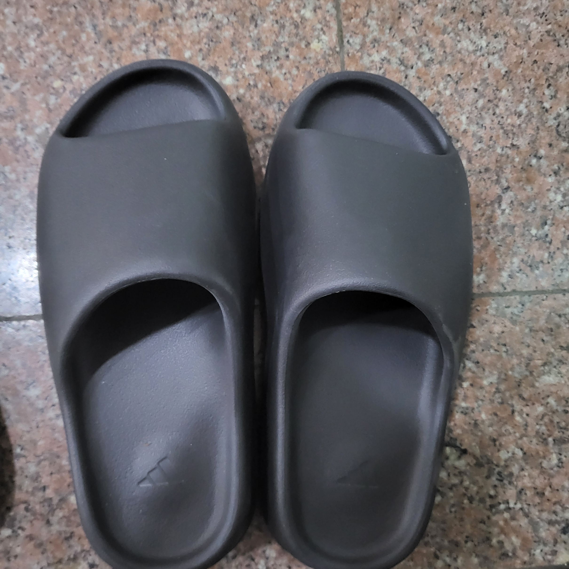 Adidas Yeezy Slide Onyx 착용 스타일
