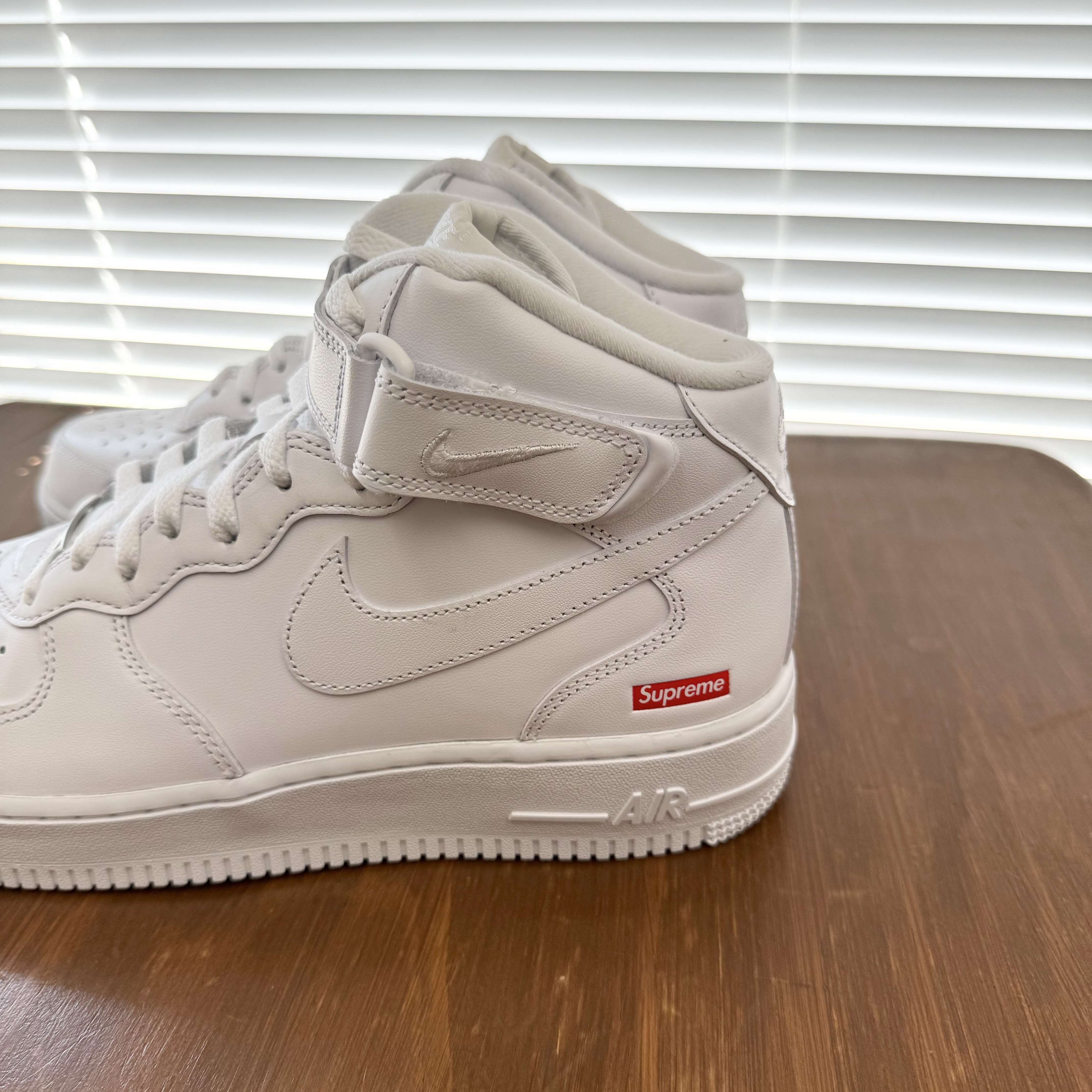 Nike x Supreme Air Force 1 Mid White 착용 스타일 - 4