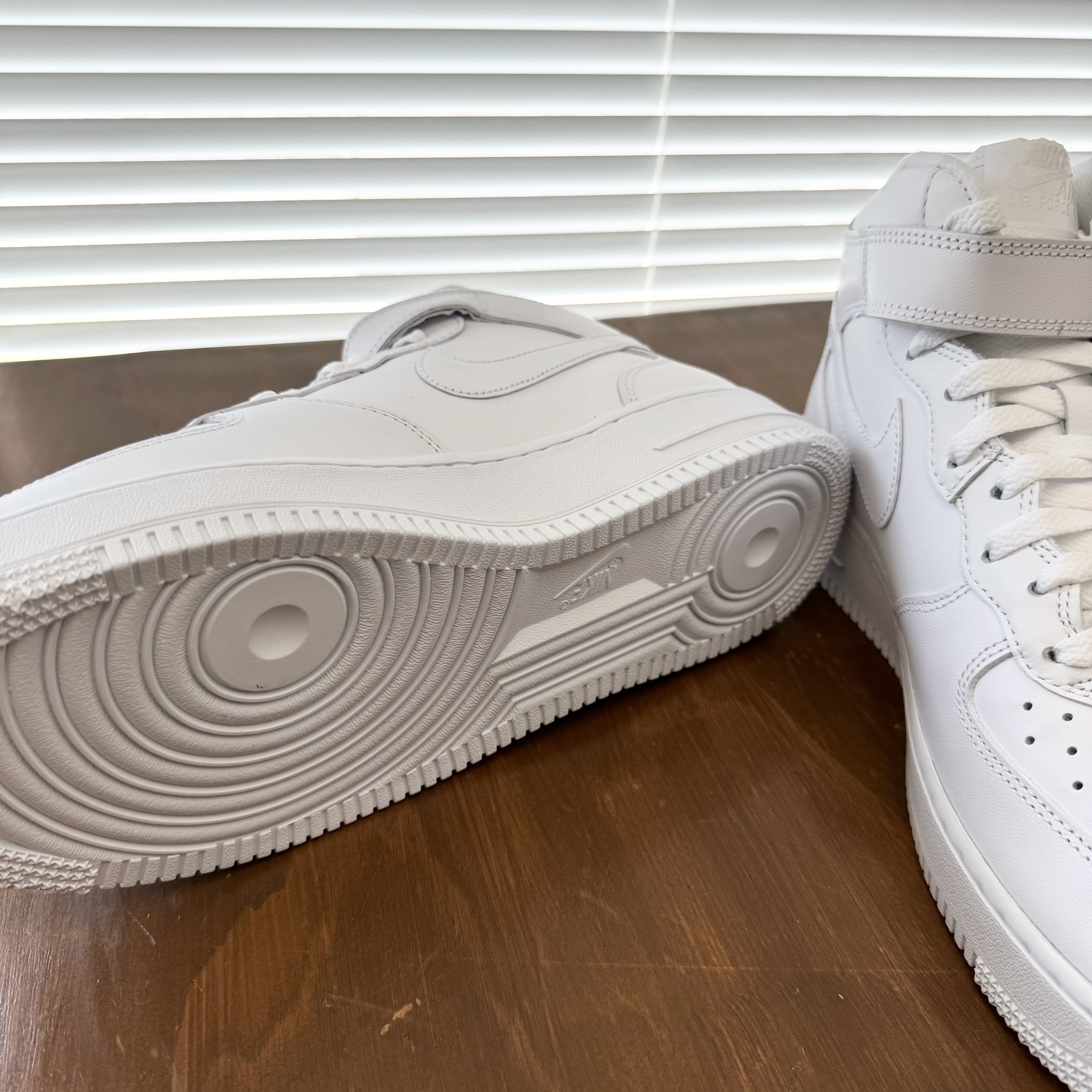 Nike x Supreme Air Force 1 Mid White 착용 스타일 - 5