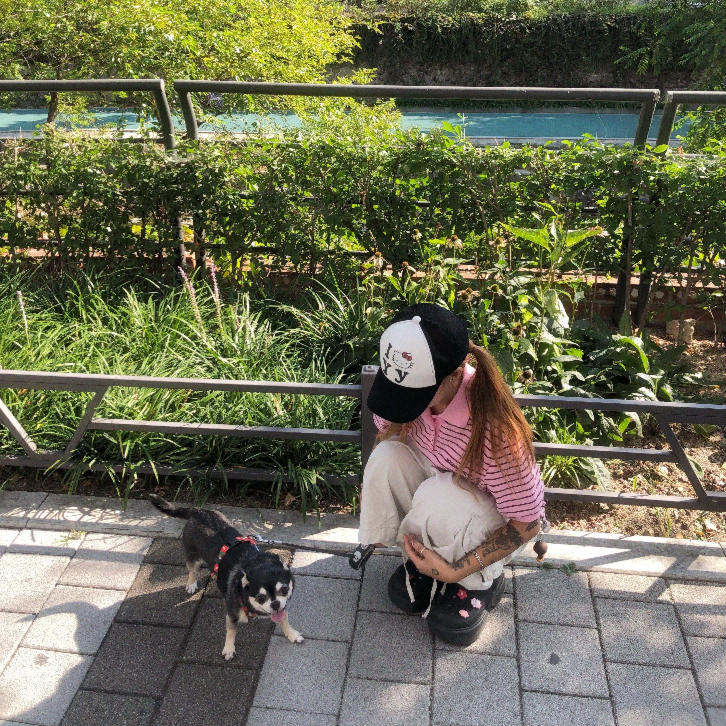 Crocs Stomp Clog Black, Open Yy x Hello Kitty Trucker Cap Black 착용 스타일