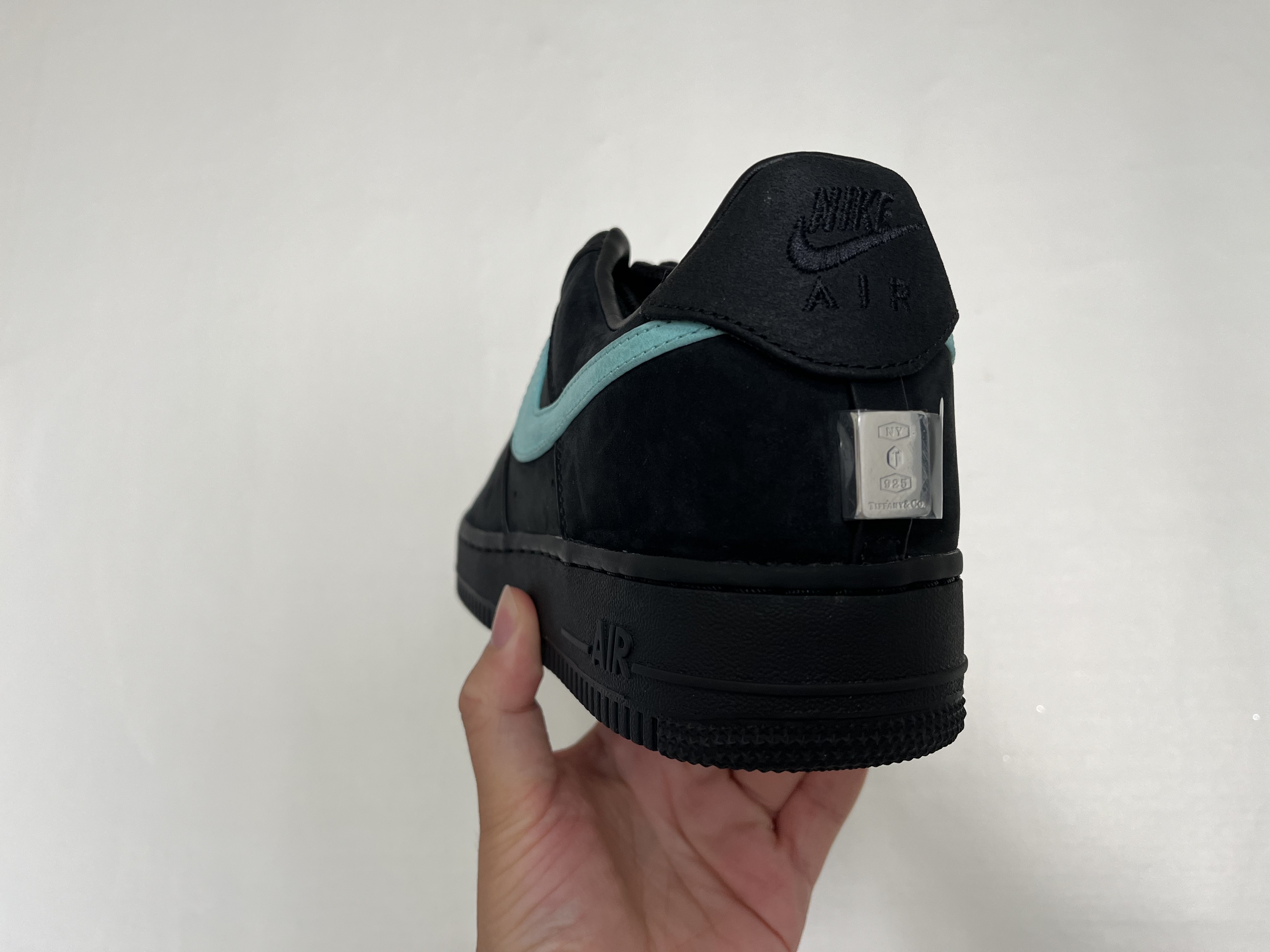Nike x Tiffany & Co. Air Force 1 Low SP 1837 착용 스타일 - 3