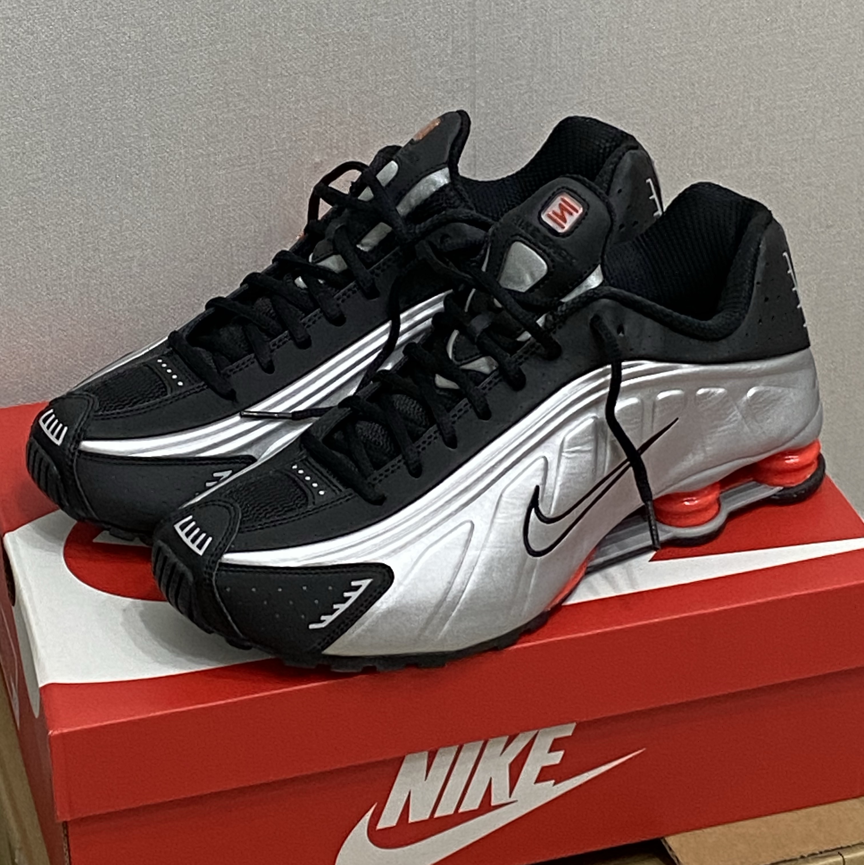 Nike Shox R4 Black and Metallic Silver 착용 스타일 - 1