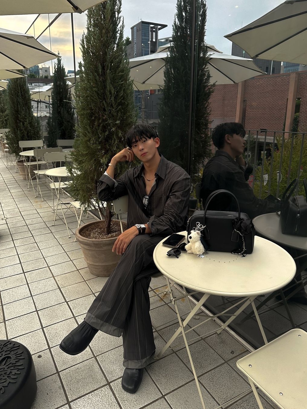 Amomento Stripe Square Pocket Oversized Shirts Khaki - 24FW 착용 스타일 - 3