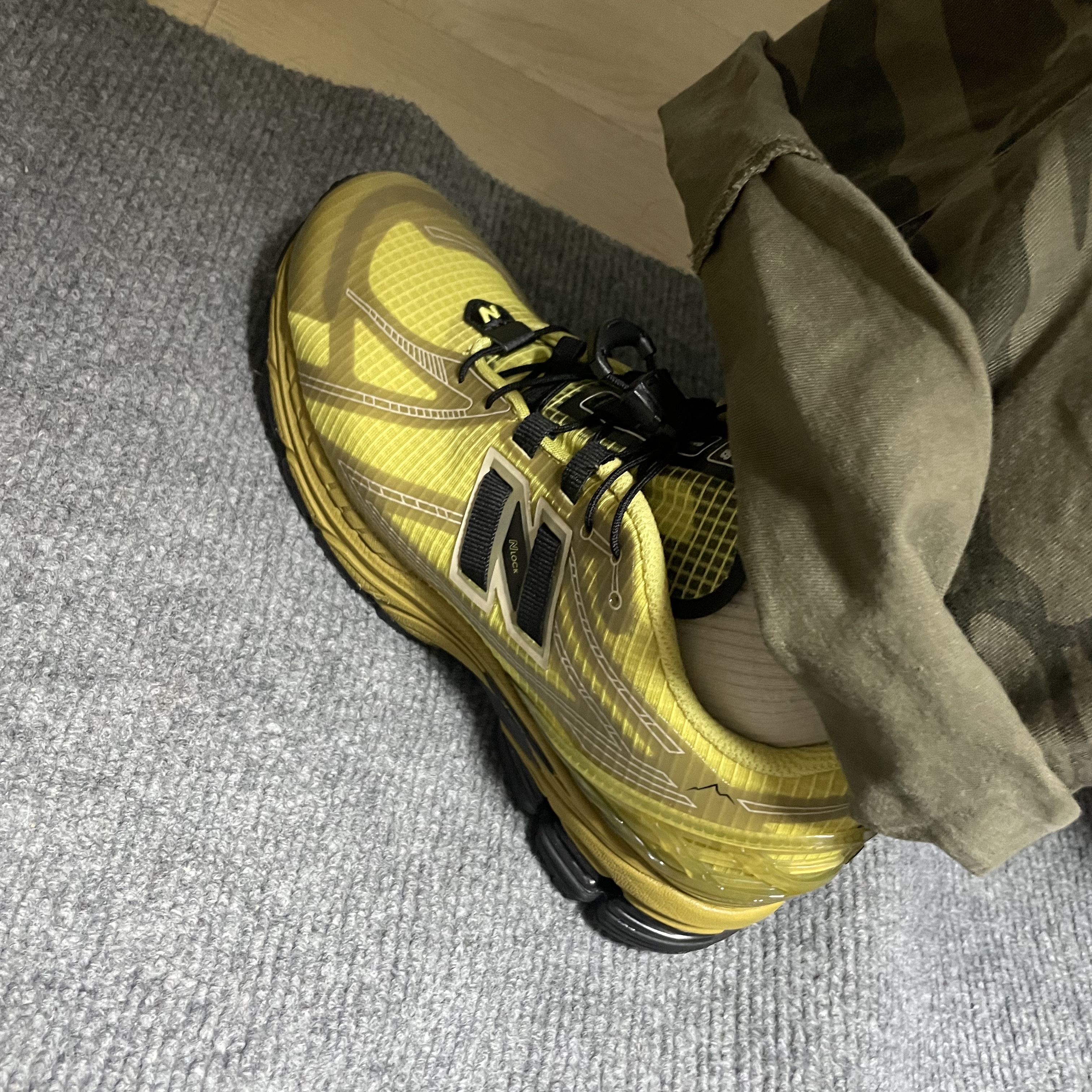 New Balance x Cayl 1906R Yellow 착용 스타일 - 1