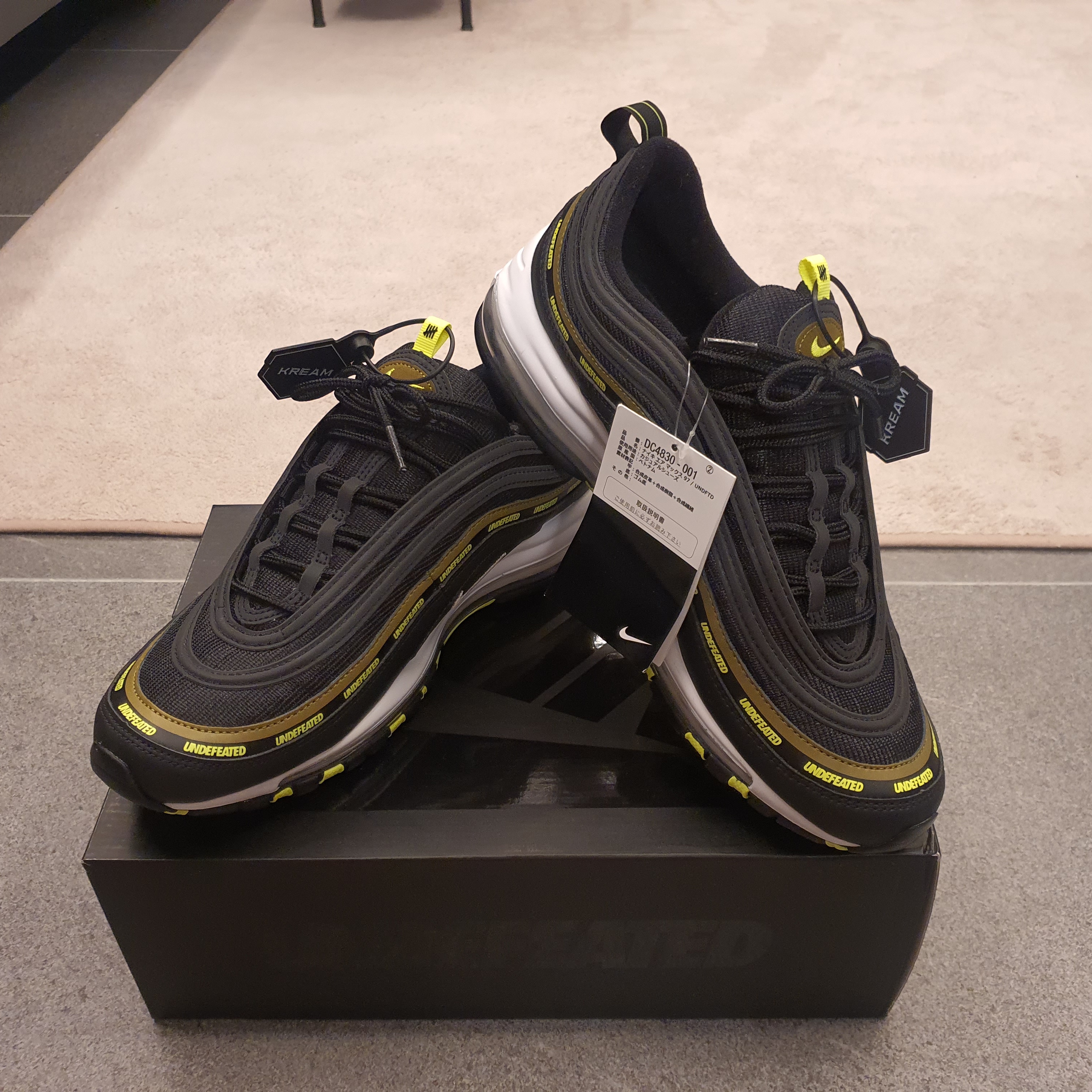 Nike x Undefeated Air Max 97 Black Volt 착용 스타일 - 2