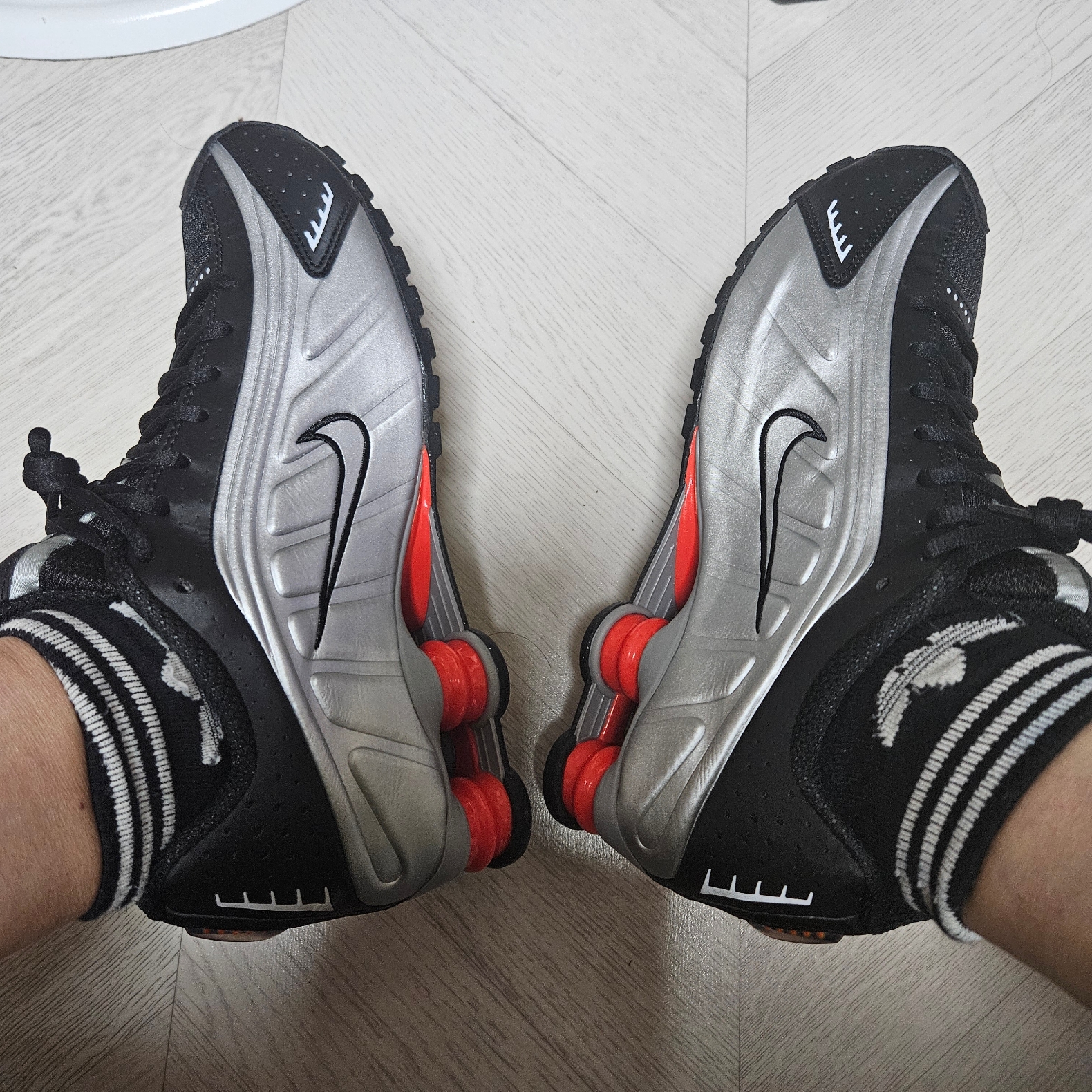 Nike Shox R4 Black and Metallic Silver 착용 스타일 - 3