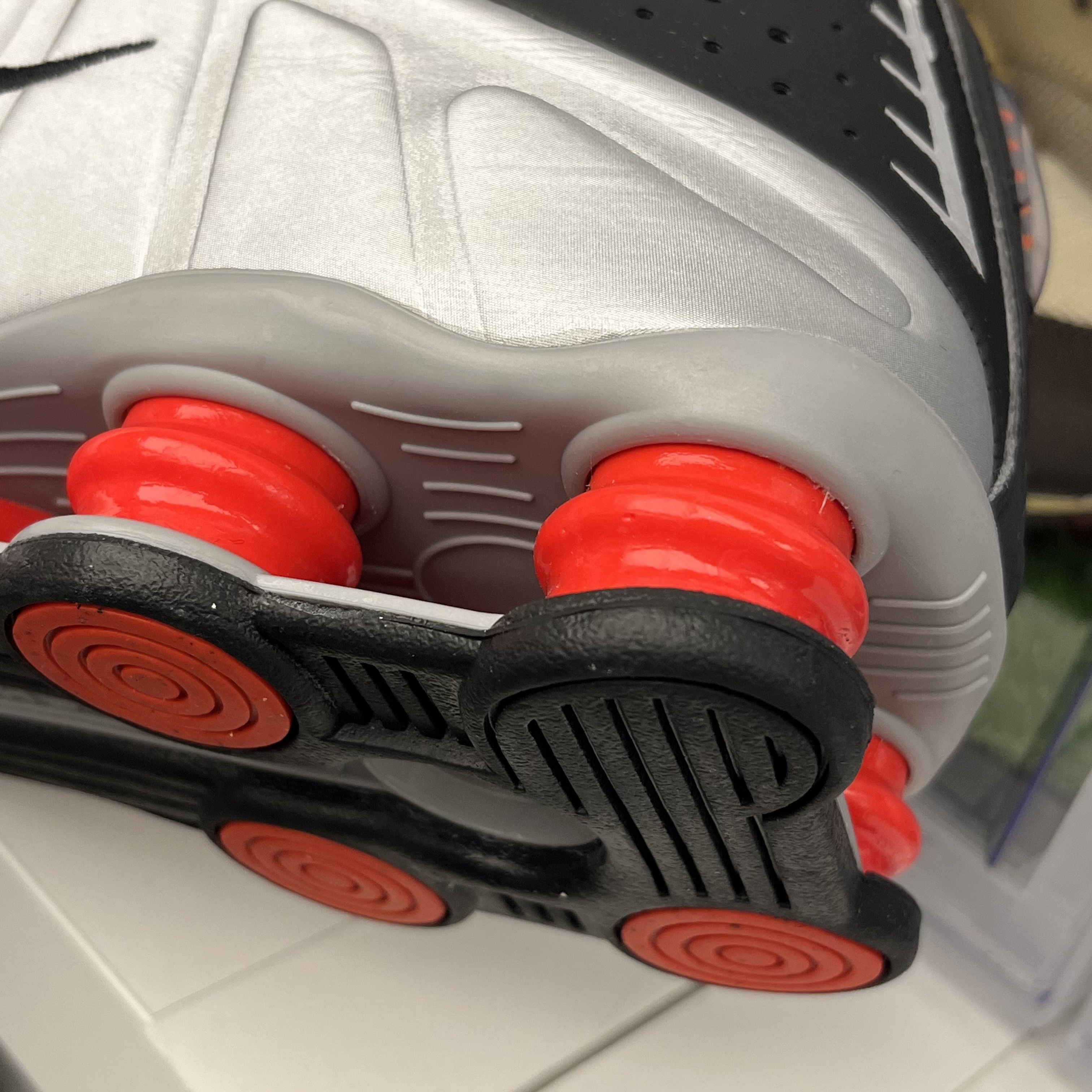 Nike Shox R4 Black and Metallic Silver 착용 스타일 - 2