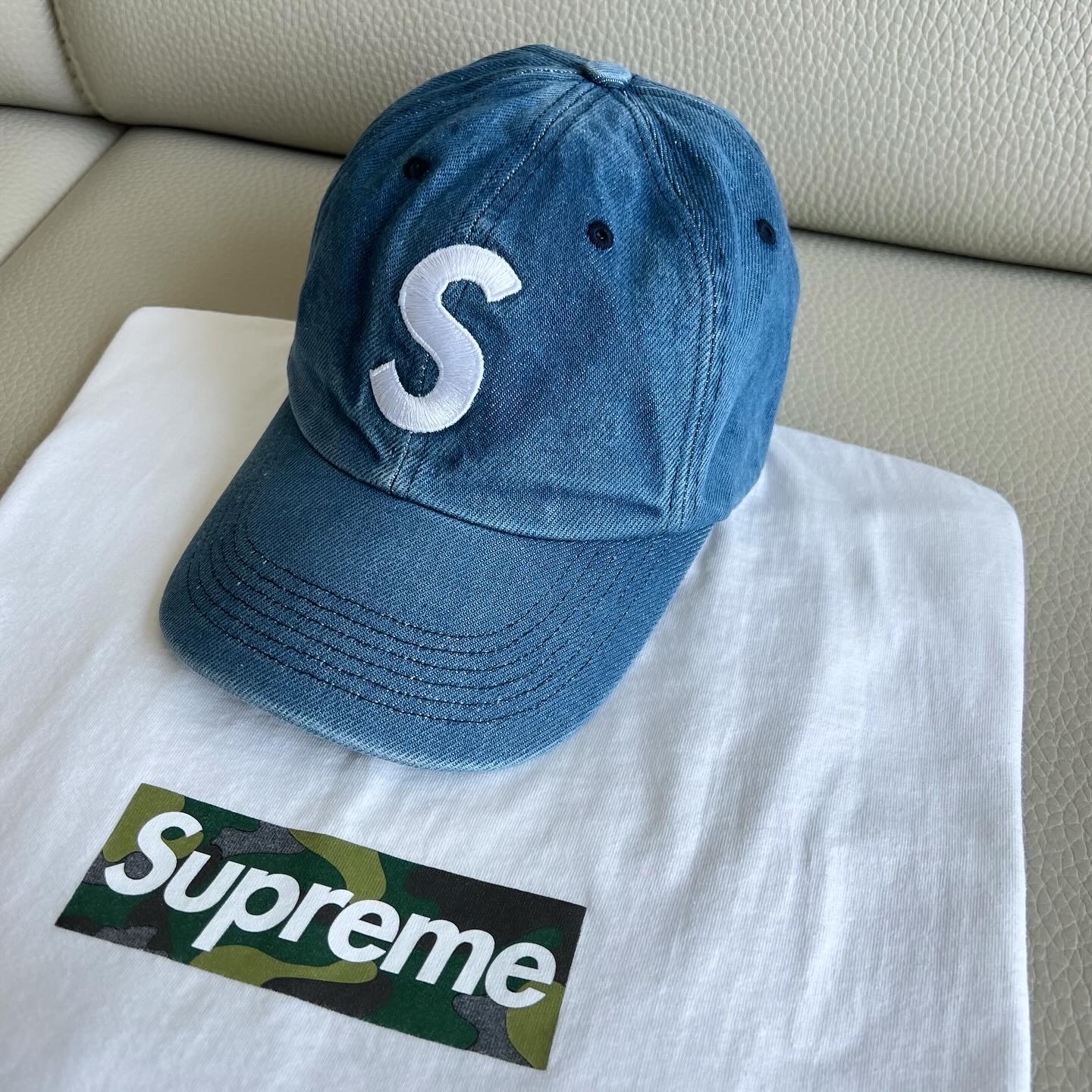 Supreme Pigment S Logo 6-Panel Denim - 24FW, Supreme Box Logo T-Shirt White - 23FW 착용 스타일 - 1
