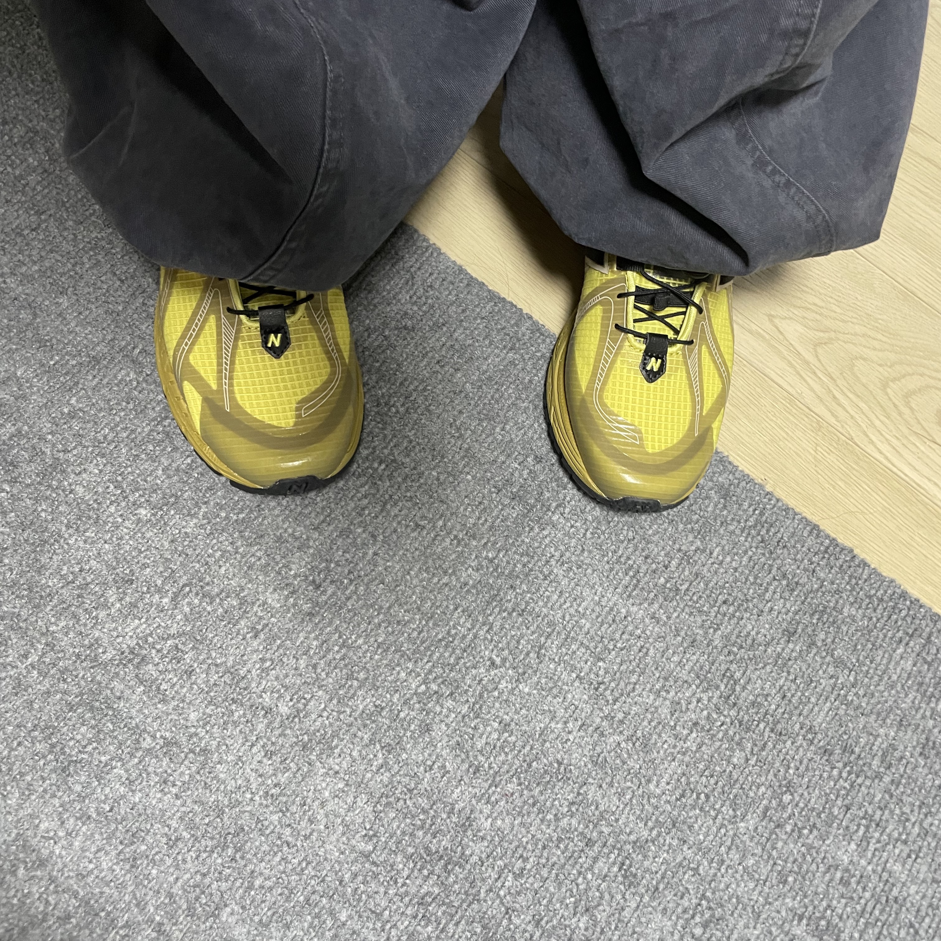 New Balance x Cayl 1906R Yellow 착용 스타일 - 3