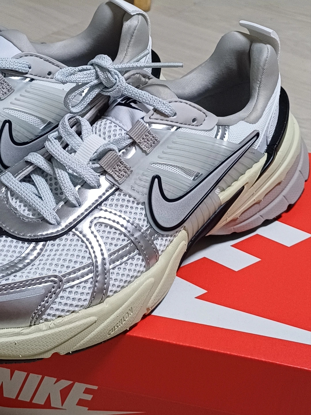 Nike V2K Run Summit White Metallic Silver 착용 스타일
