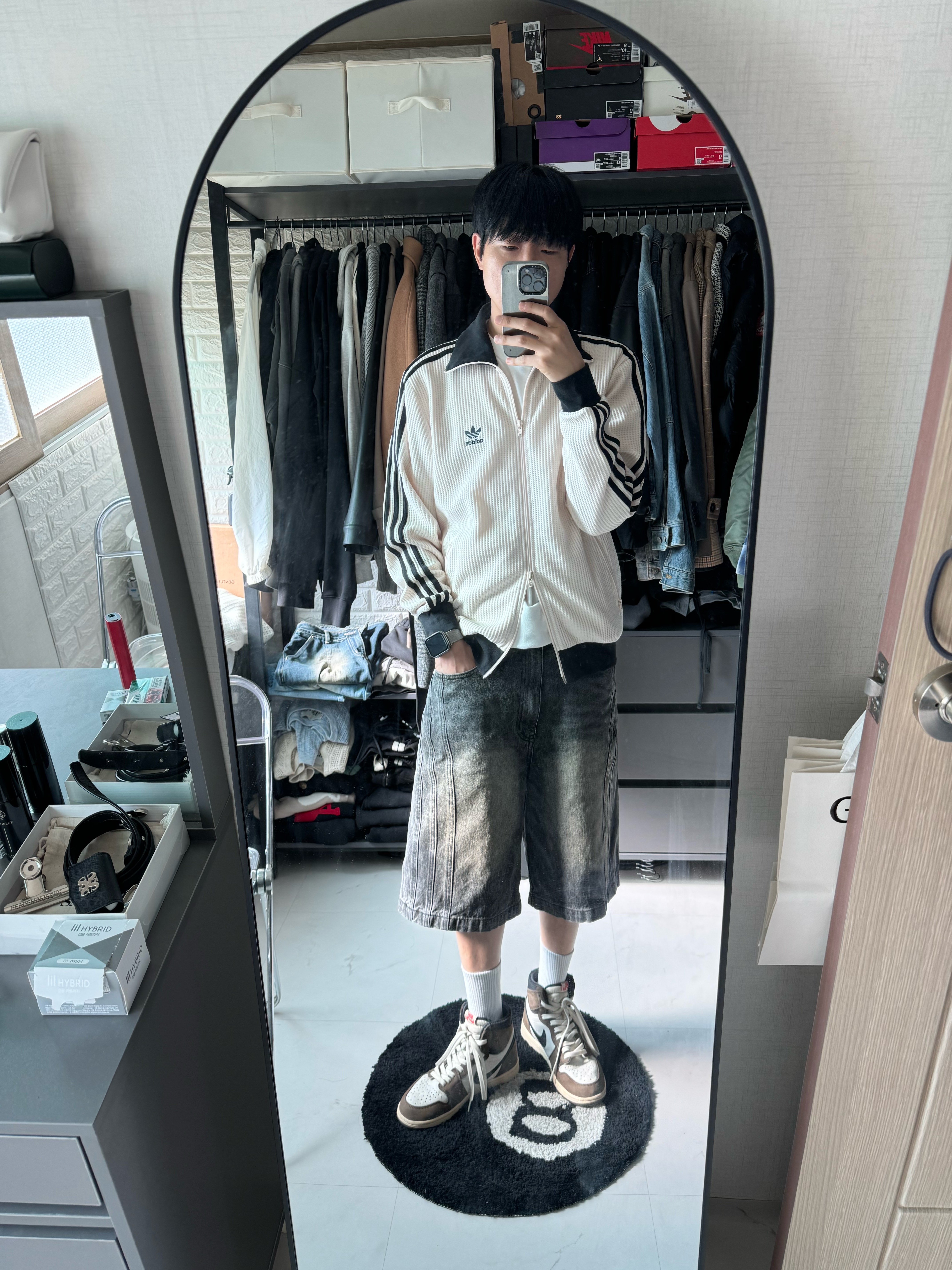 Jordan 1 x Travis Scott Retro High OG SP Mocha, Adidas Waffle Beckenbauer Track Top Wonder White - KR Sizing 착용 스타일 - 2