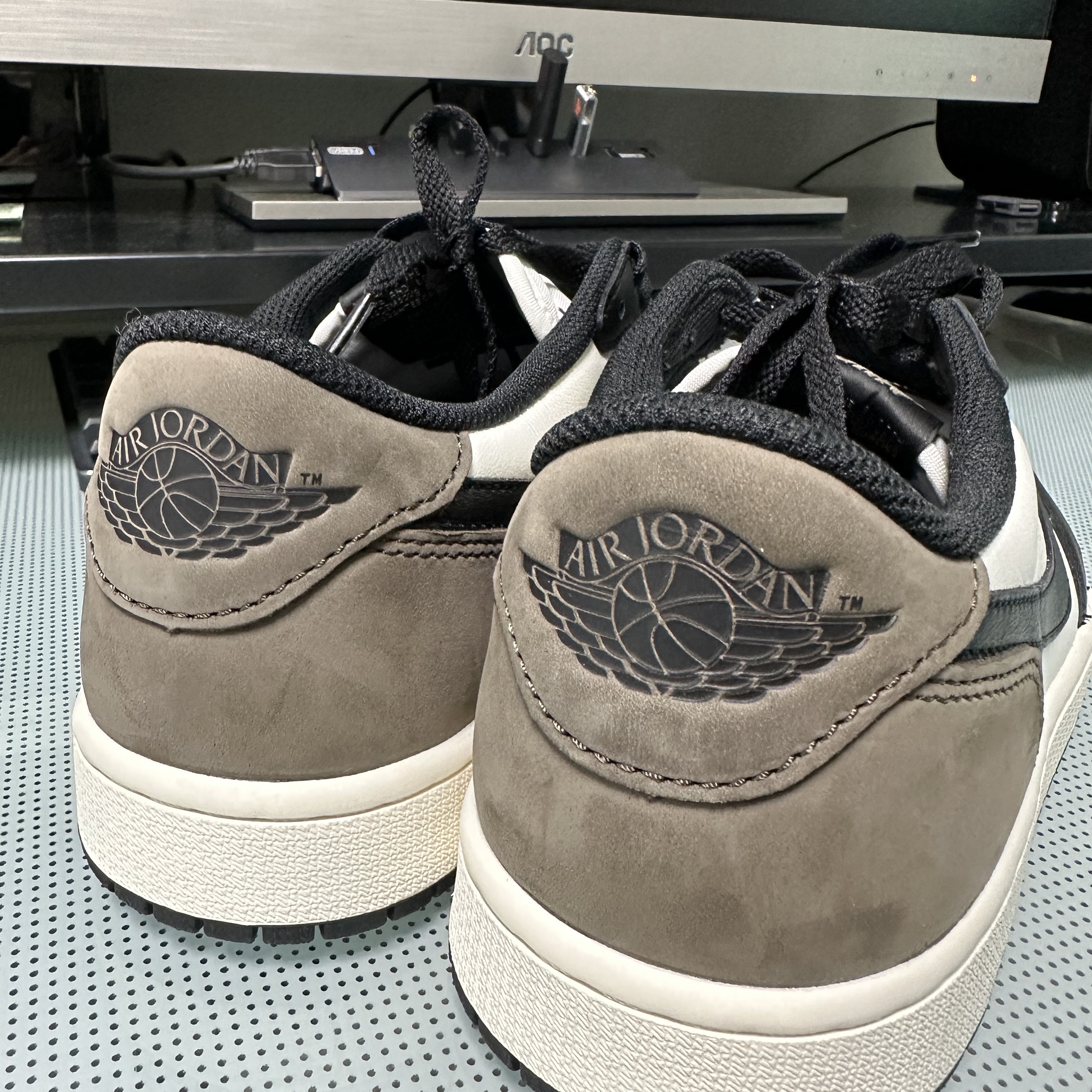 Jordan 1 Retro Low OG Mocha 착용 스타일 - 3